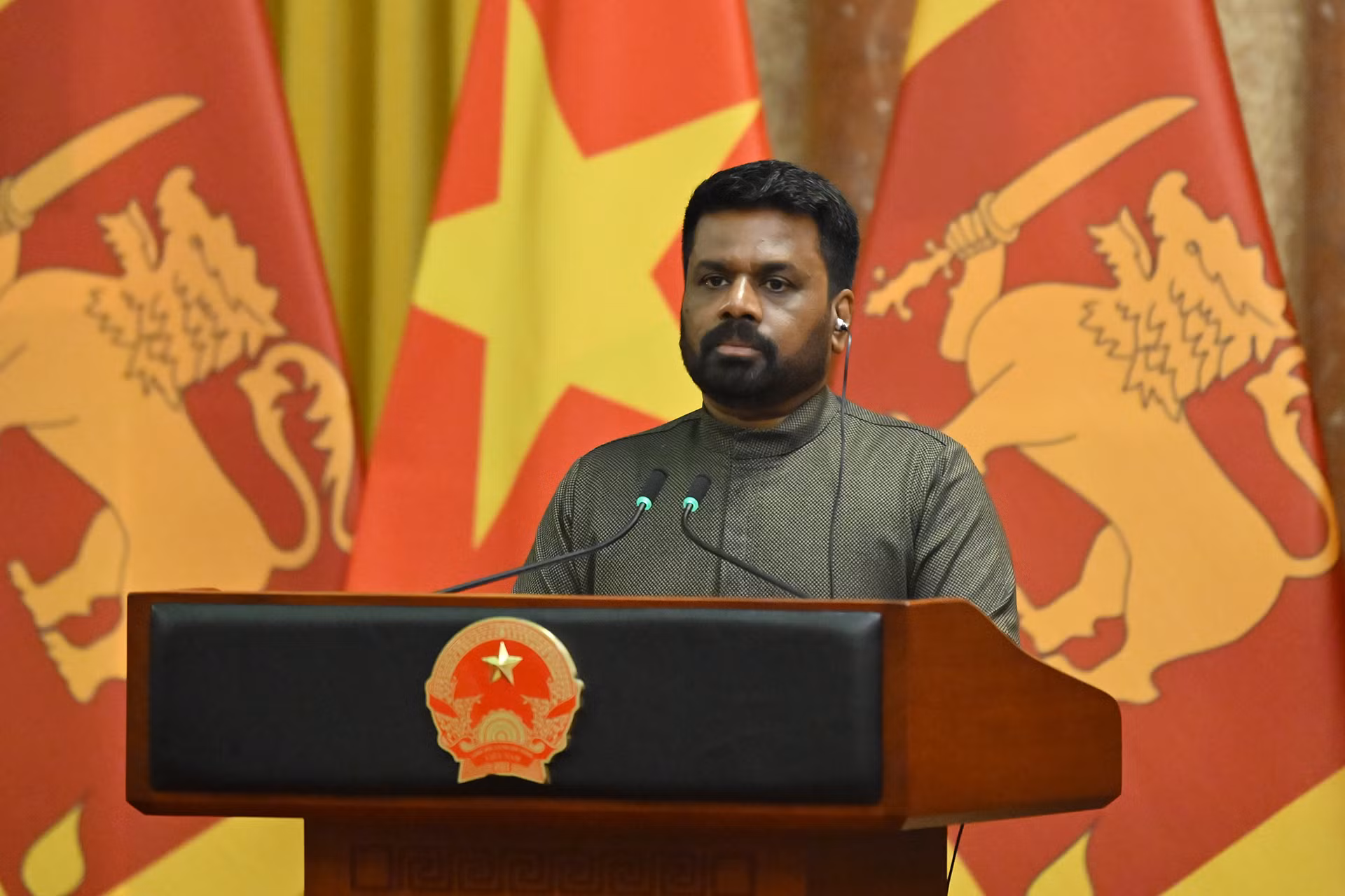 Tổng thống Sri Lanka Anura Kumara Dissanayaka phát biểu tại buổi gặp gỡ các cơ quan thông tấn, báo chí. Tổng thống Sri Lanka Anura Kumara Dissanayaka phát biểu tại buổi gặp gỡ các cơ quan thông tấn, báo chí.