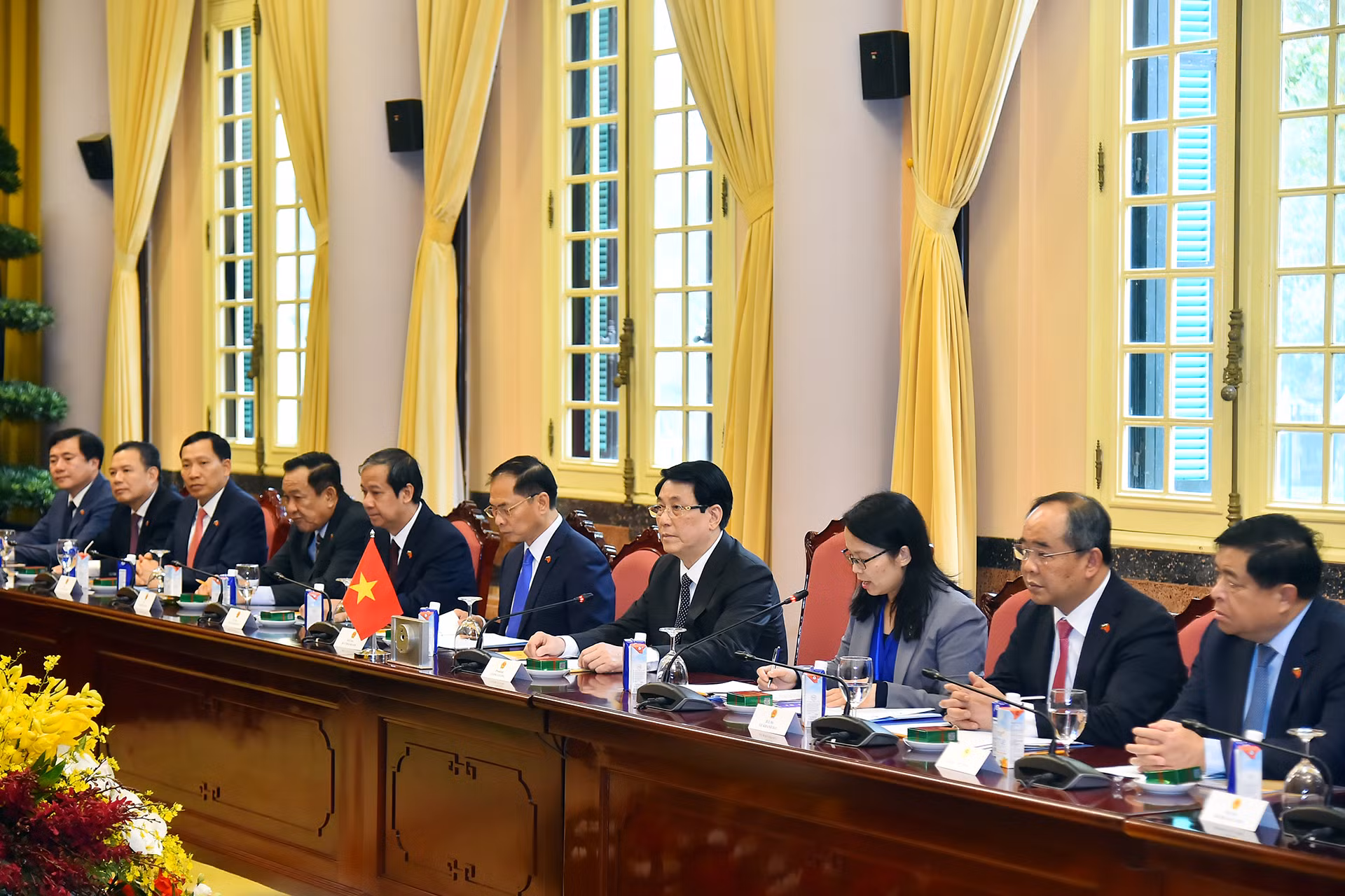 Chủ tịch nước Lương Cường và các thành viên đoàn Việt Nam tham dự hội đàm. Chủ tịch nước Lương Cường và các thành viên đoàn Việt Nam tham dự hội đàm.