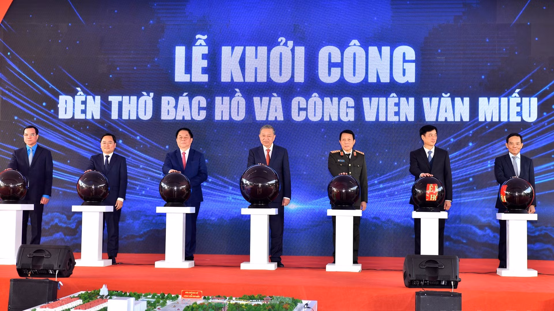 Tổng Bí thư Tô Lâm cùng các đại biểu thực hiện nghi thức khởi công Đền thờ Bác Hồ và công viên Văn Miếu.
