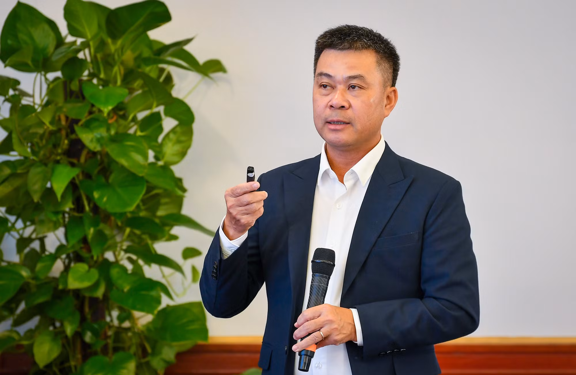 Ông Nguyễn Bá, Tổng Biên tập Báo Vietnamnet nhấn mạnh tầm quan trọng của mối quan hệ tương hỗ giữa báo chí và doanh nghiệp. Ông Nguyễn Bá, Tổng Biên tập Báo Vietnamnet nhấn mạnh tầm quan trọng của mối quan hệ tương hỗ giữa báo chí và doanh nghiệp.
