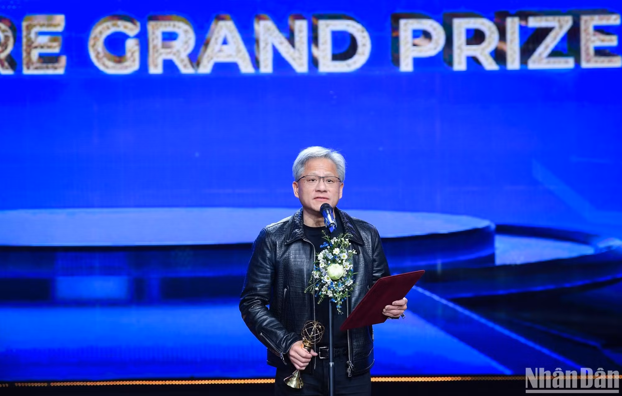 Ông Jen-Hsun Huang chia sẻ sau khi nhận Giải thưởng Chính VinFuture 2024. (Ảnh: THÀNH ĐẠT)