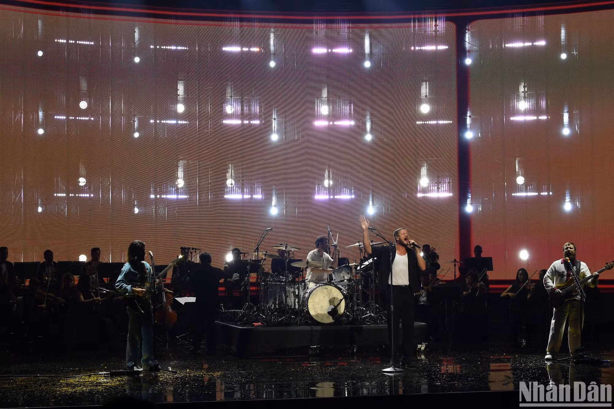 Lễ trao giải VinFuture 2024 khép lại bằng ca khúc "Walking the Wire" do nhóm nhạc quốc tế Imagine Dragons cùng dàn nhạc giao hưởng quốc gia Việt Nam thể hiện. (Ảnh: THÀNH ĐẠT)