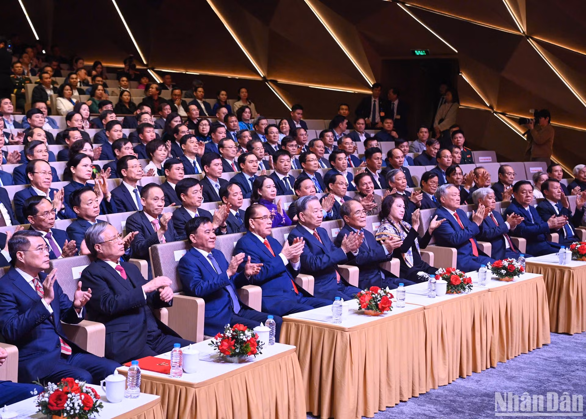 Các đồng chí lãnh đạo Đảng, Nhà nước và các đại biểu dự Lễ trao Giải. Các đồng chí lãnh đạo Đảng, Nhà nước và các đại biểu dự Lễ trao Giải.