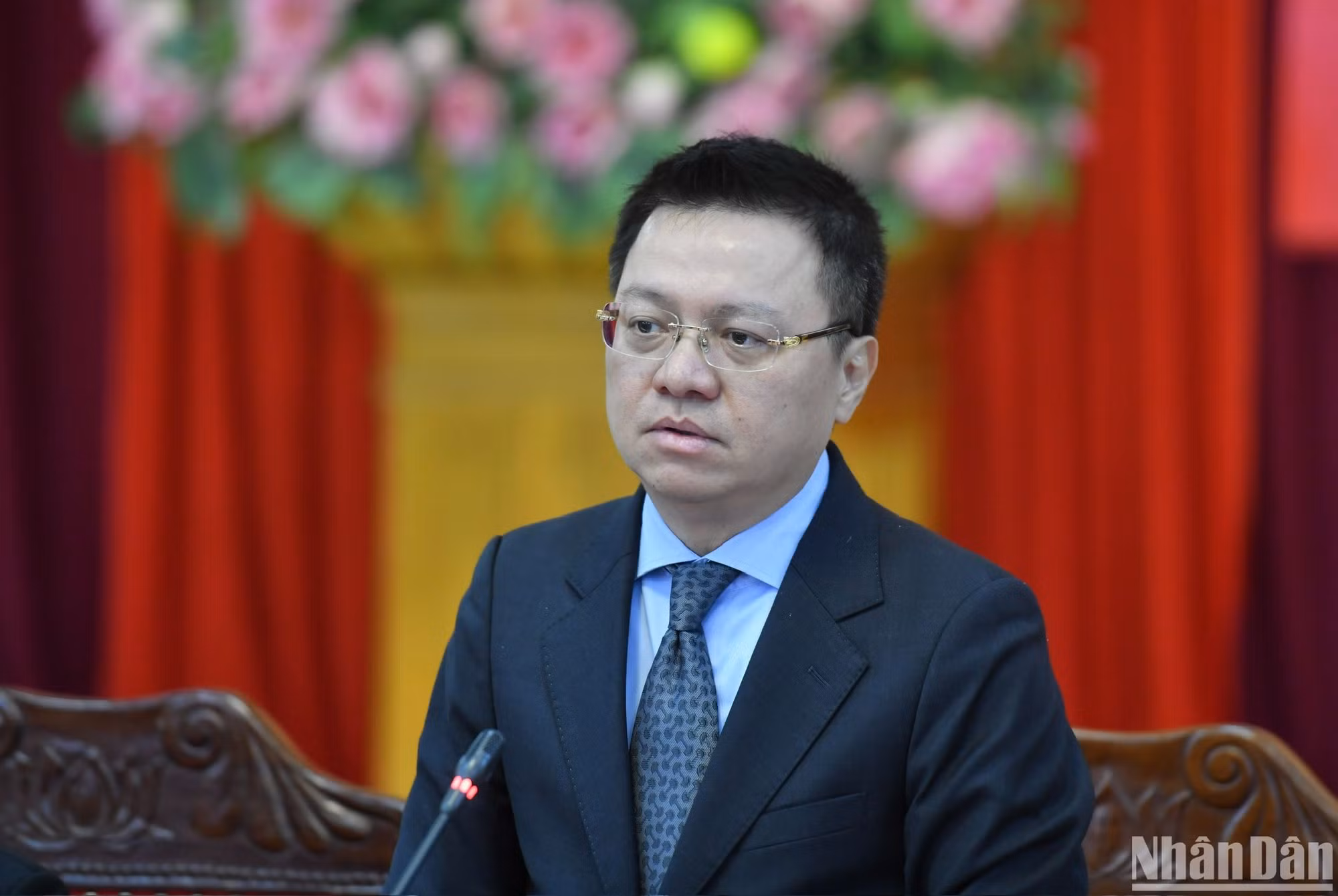 Đồng chí Lê Quốc Minh thông tin về những đổi mới mạnh mẽ của Báo Nhân Dân trong thời gian qua, bày tỏ mong muốn hai bên sẽ phối hợp chặt chẽ hơn nữa để tăng cường thời lượng, số lượng bài viết về tỉnh Nghệ An trên các ấn phẩm của báo.