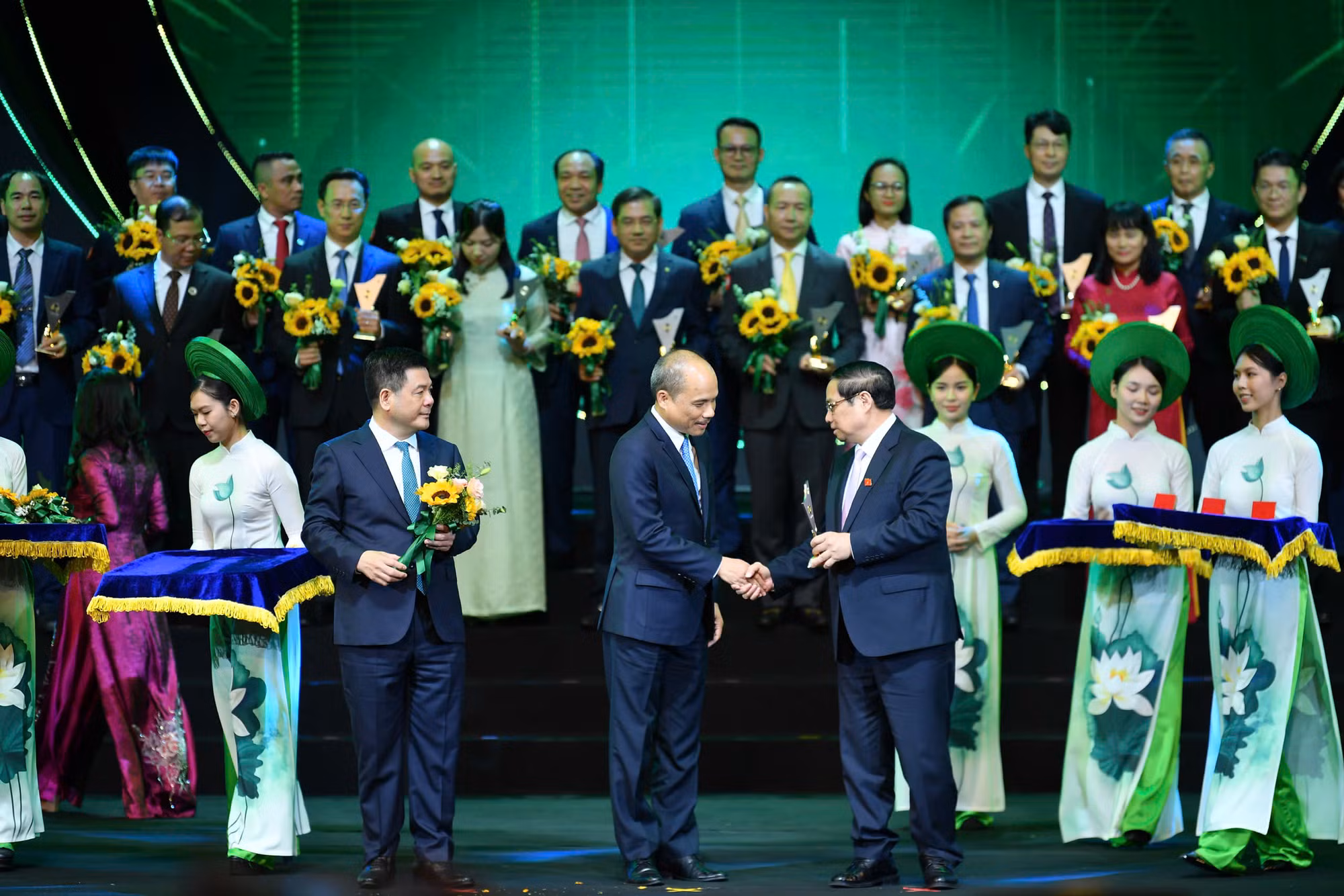 Thủ tướng Chính phủ Phạm Minh Chính và Bộ trưởng Công thương Nguyễn Hồng Diên trao biểu trưng và hoa cho đại diện các doanh nghiệp có sản phẩm đạt Thương hiệu quốc gia Việt Nam năm 2024.