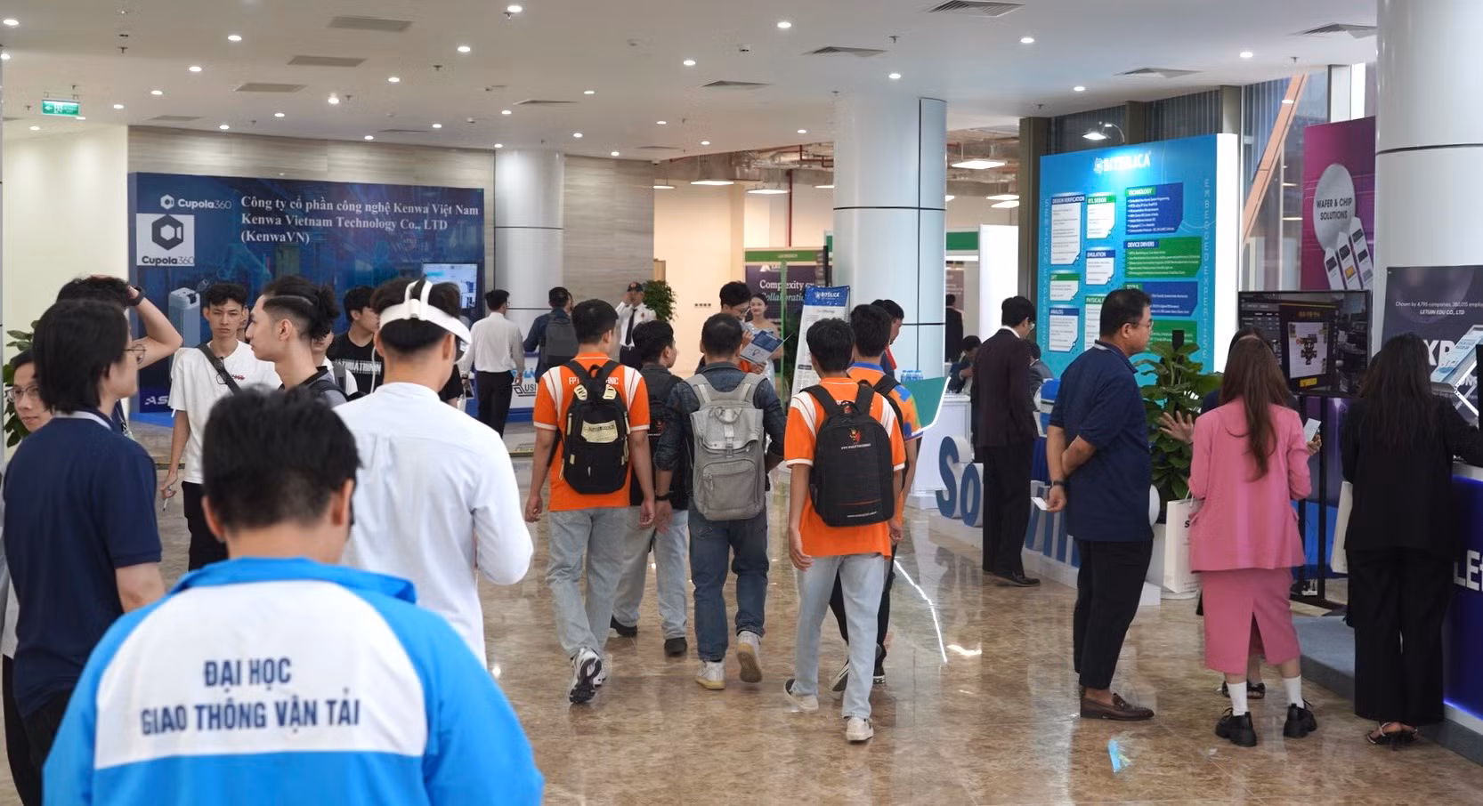 Đồng thời, cập nhật các xu hướng công nghệ tiên tiến trên thế giới trong ngành công nghiệp bán dẫn, ứng dụng trí tuệ nhân tạo trong thiết kế vi mạch.