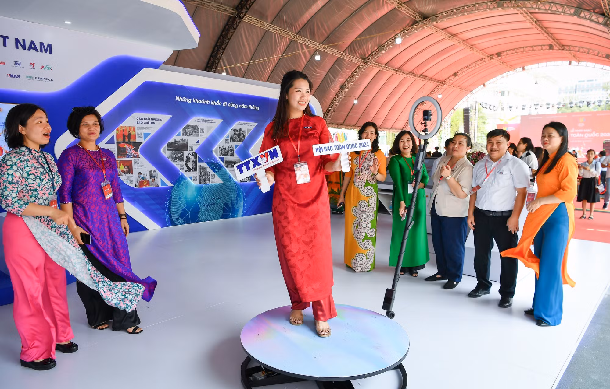 Khoảnh khắc thú vị tại gian trưng bày của Thông tấn xã Việt Nam.