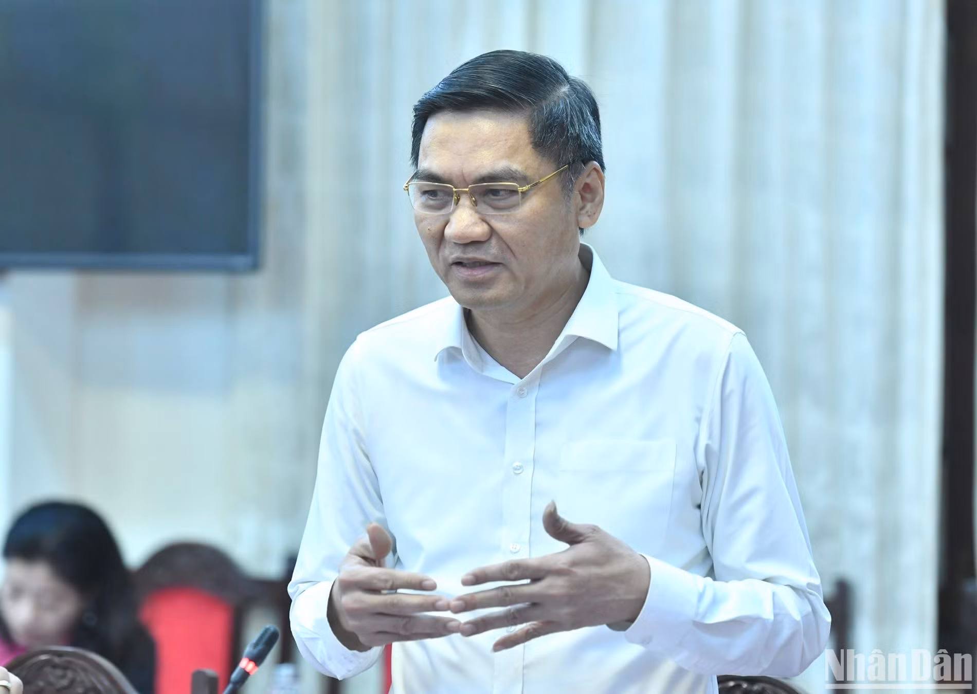 Đồng chí Hoàng Nghĩa Hiếu, Phó Bí thư Tỉnh ủy Nghệ An phát biểu ý kiến.