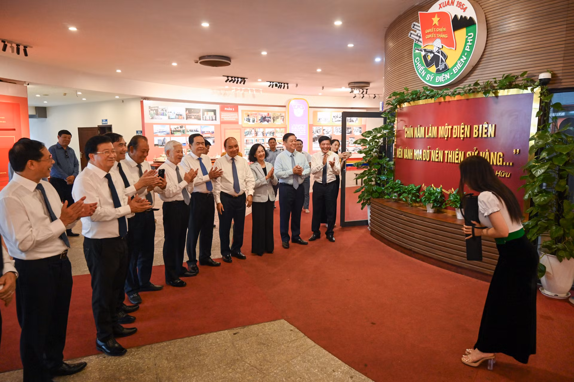 Tại đây, các thành viên trong đoàn được nghe hướng dẫn viên giới thiệu, thông tin về Chiến thắng Điện Biên Phủ - một "thiên sử vàng" chói lọi trong lịch sử đấu tranh, bảo vệ nền độc lập của dân tộc ta.