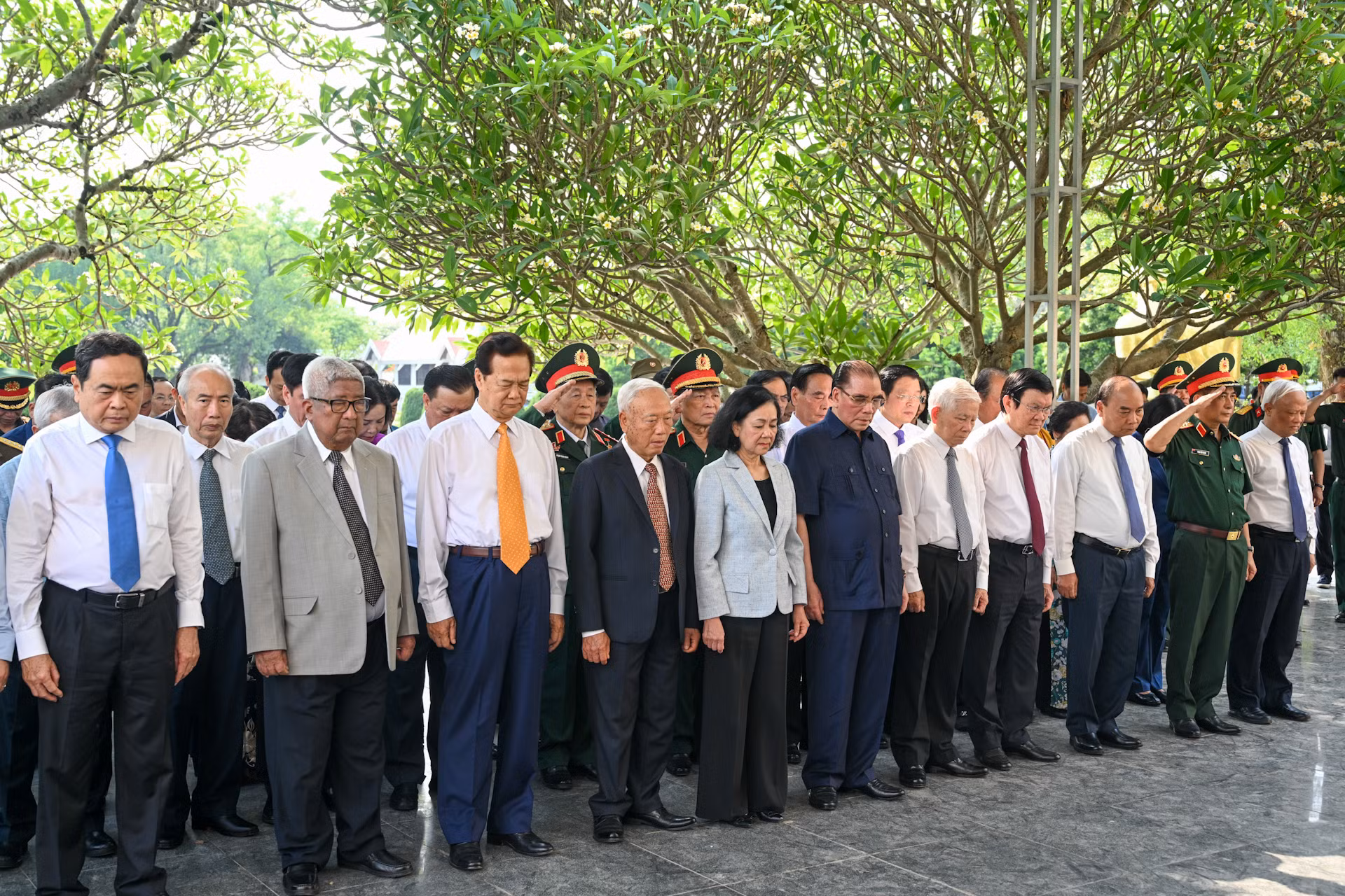 Các đồng chí lãnh đạo, nguyên lãnh đạo Đảng, Nhà nước và các thành viên trong đoàn dành phút mặc niệm tưởng nhớ các Anh hùng liệt sĩ tại Nghĩa trang liệt sĩ quốc gia A1.