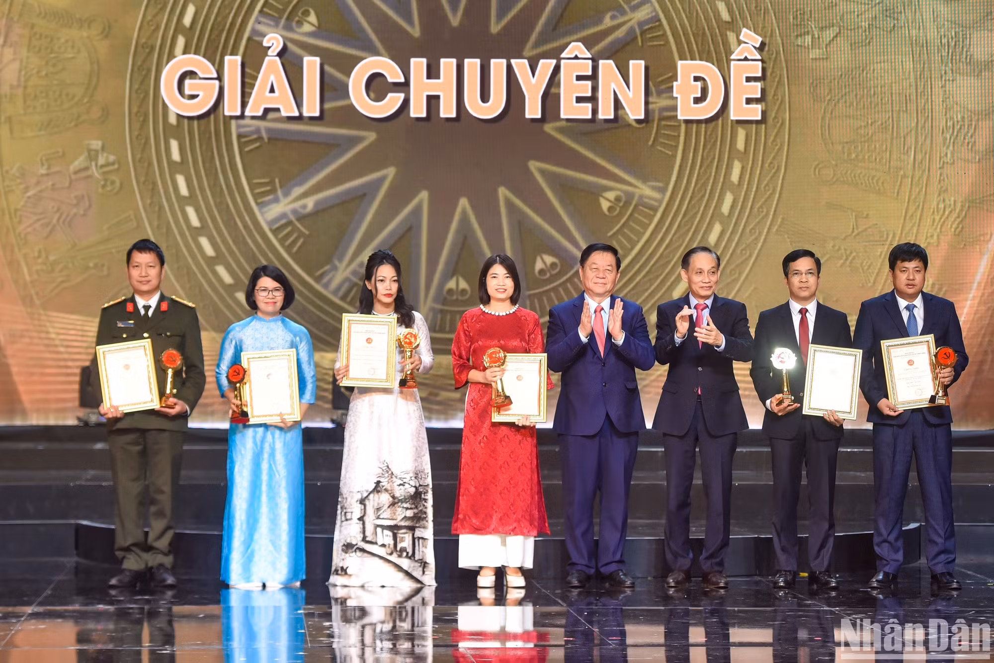 Đồng chí Nguyễn Trọng Nghĩa, Bí thư Trung ương Đảng, Trưởng Ban Tuyên giáo Trung ương và đồng chí Lê Hoài Trung, Bí thư Trung ương Đảng, Trưởng Ban Đối ngoại Trung ương trao giải Chuyên đề cho các tác giả, đại diện nhóm tác giả.