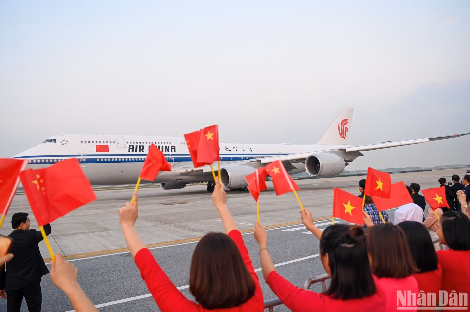 Chuyên cơ chở Tổng Bí thư, Chủ tịch Trung Quốc Tập Cận Bình và Phu nhân cùng Đoàn đại biểu cấp cao Trung Quốc rời Thủ đô Hà Nội, kết thúc tốt đẹp chuyến thăm cấp Nhà nước tới Việt Nam. Chuyên cơ chở Tổng Bí thư, Chủ tịch Trung Quốc Tập Cận Bình và Phu nhân cùng Đoàn đại biểu cấp cao Trung Quốc rời Thủ đô Hà Nội, kết thúc tốt đẹp chuyến thăm cấp Nhà nước tới Việt Nam.