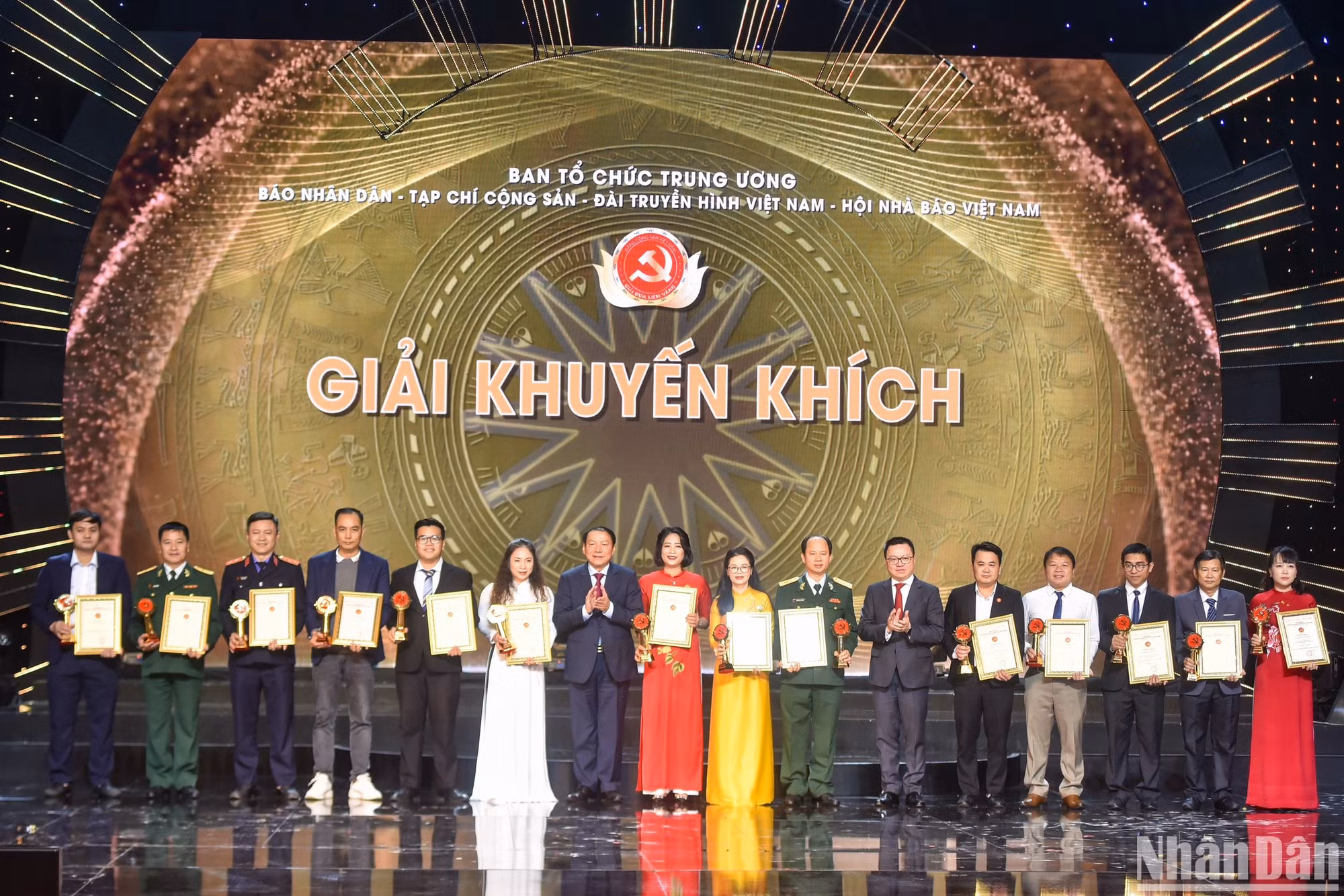 Bộ trưởng Văn Hóa, Thể thao và Du lịch Nguyễn Văn Hùng và Tổng Biên tập Báo Nhân Dân, Phó Trưởng Ban Tuyên giáo Trung ương, Chủ tịch Hội Nhà Báo Việt Nam Lê Quốc Minh trao giải Khuyến khích cho đại diện các nhóm tác giả đoạt giải. (Ảnh: NHẬT QUANG) Bộ trưởng Văn Hóa, Thể thao và Du lịch Nguyễn Văn Hùng và Tổng Biên tập Báo Nhân Dân, Phó Trưởng Ban Tuyên giáo Trung ương, Chủ tịch Hội Nhà Báo Việt Nam Lê Quốc Minh trao giải Khuyến khích cho đại diện các nhóm tác giả đoạt giải. (Ảnh: NHẬT QUANG)