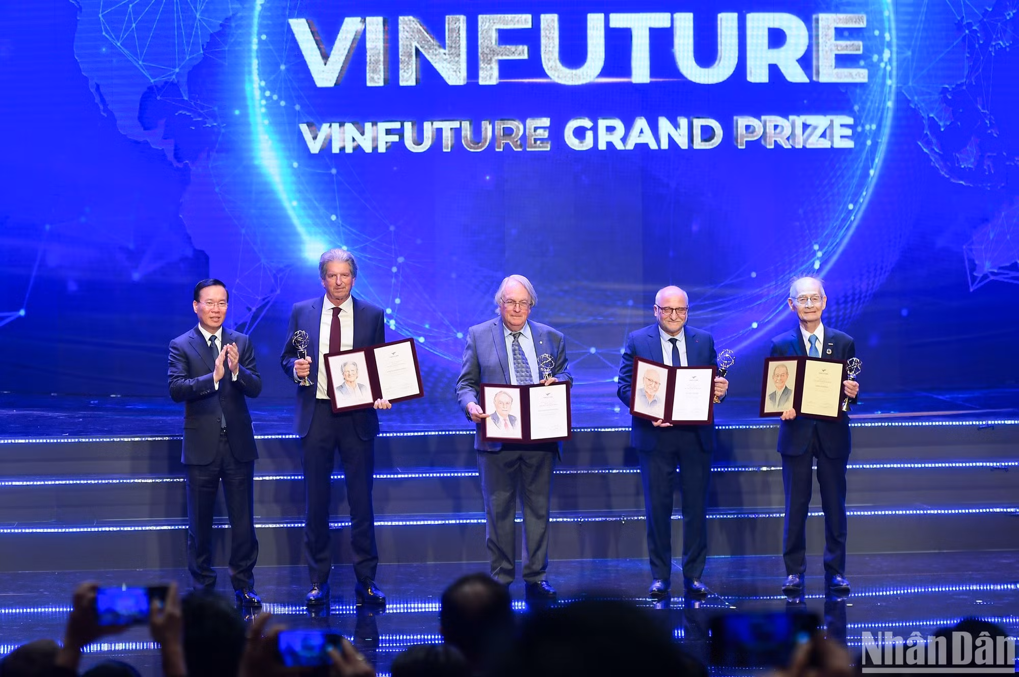 Chủ tịch nước Võ Văn Thưởng trao Giải thưởng chính VinFuture 2023 cho 4 nhà khoa học: Giáo sư Martin Andrew Green (Australia), Giáo sư Stanley Whittingham (Mỹ), Giáo sư Rachid Yazami (Maroc) và Giáo sư Akira Yoshino (Nhật Bản), với phát minh đột phá kiến tạo nền tảng bền vững cho năng lượng xanh thông qua việc sản xuất bằng pin mặt trời và lưu trữ bằng pin Lithium-ion. Chủ tịch nước Võ Văn Thưởng trao Giải thưởng chính VinFuture 2023 cho 4 nhà khoa học: Giáo sư Martin Andrew Green (Australia), Giáo sư Stanley Whittingham (Mỹ), Giáo sư Rachid Yazami (Maroc) và Giáo sư Akira Yoshino (Nhật Bản), với phát minh đột phá kiến tạo nền tảng bền vững cho năng lượng xanh thông qua việc sản xuất bằng pin mặt trời và lưu trữ bằng pin Lithium-ion.