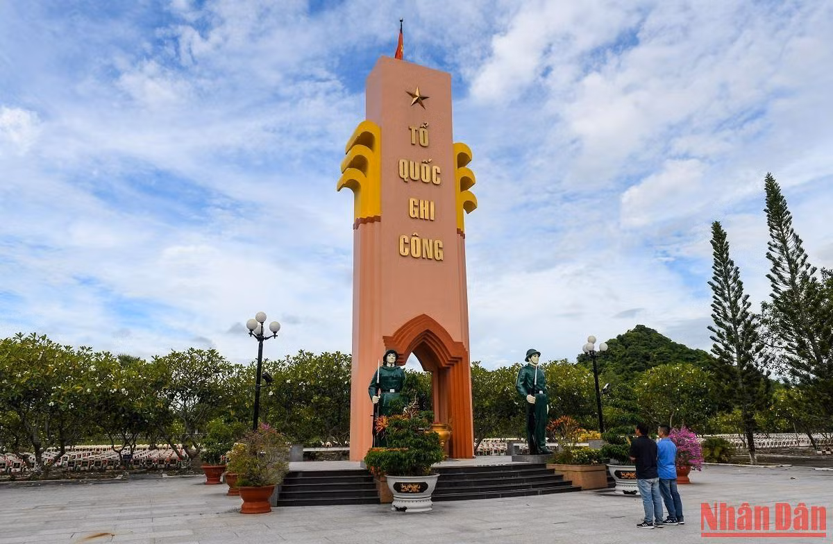 Ông Ngô Văn Định – quản trang tại tại Dốc Bà Đắc cho hay: Đây có lẽ là nghĩa trang đặc biệt nhất khi luôn mở cửa 24/24 giờ. Thân nhân liệt sĩ ở xa có thể vào bất cứ lúc nào để tìm mộ.