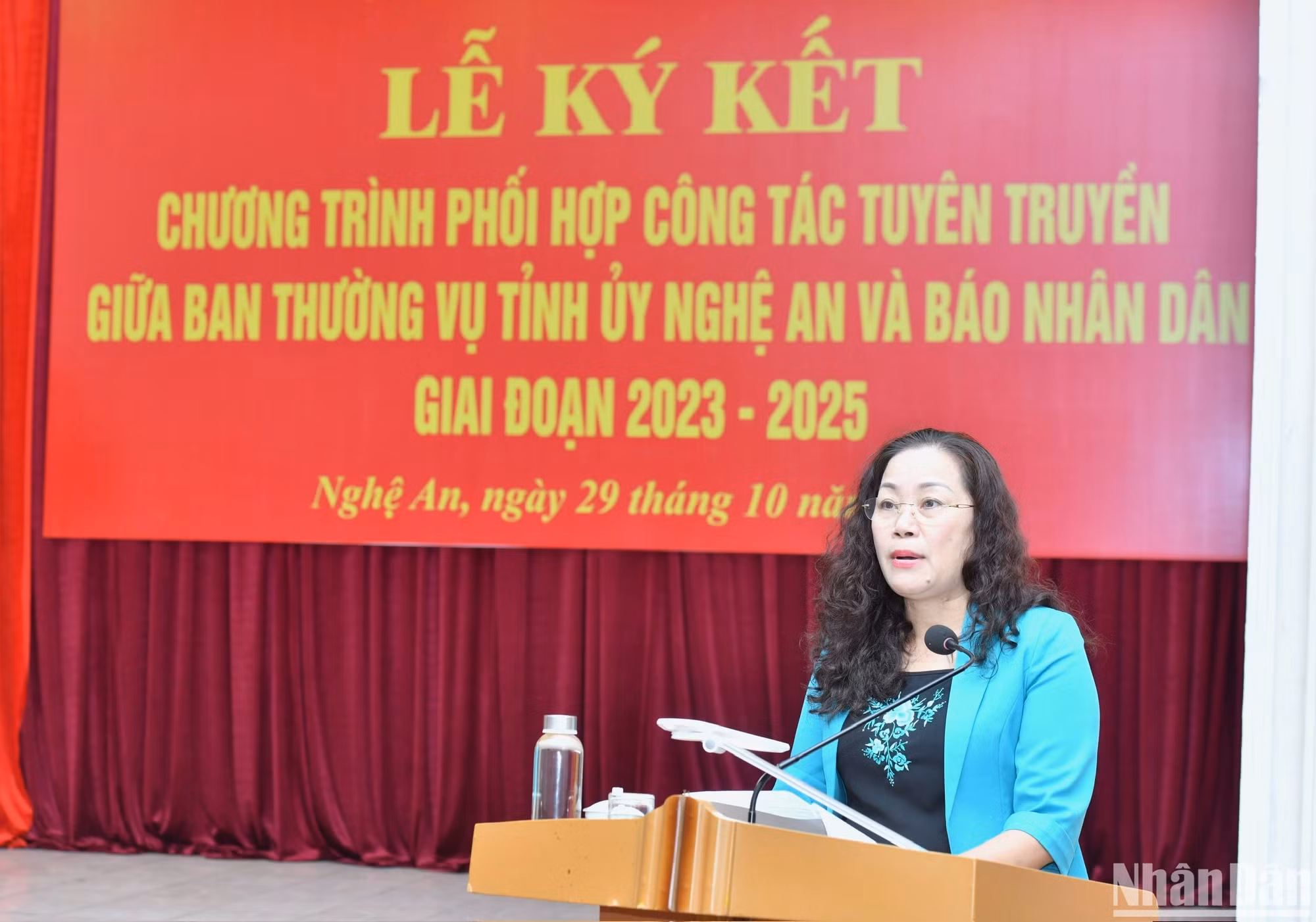 Trưởng Ban Tuyên giáo Tỉnh ủy Nghệ An Nguyễn Thị Thu Hường báo cáo tóm tắt chương trình phối hợp tuyên truyền giữa Báo Nhân Dân và Ban Thường vụ Tỉnh ủy Nghệ An giai đoạn 2023-2025.