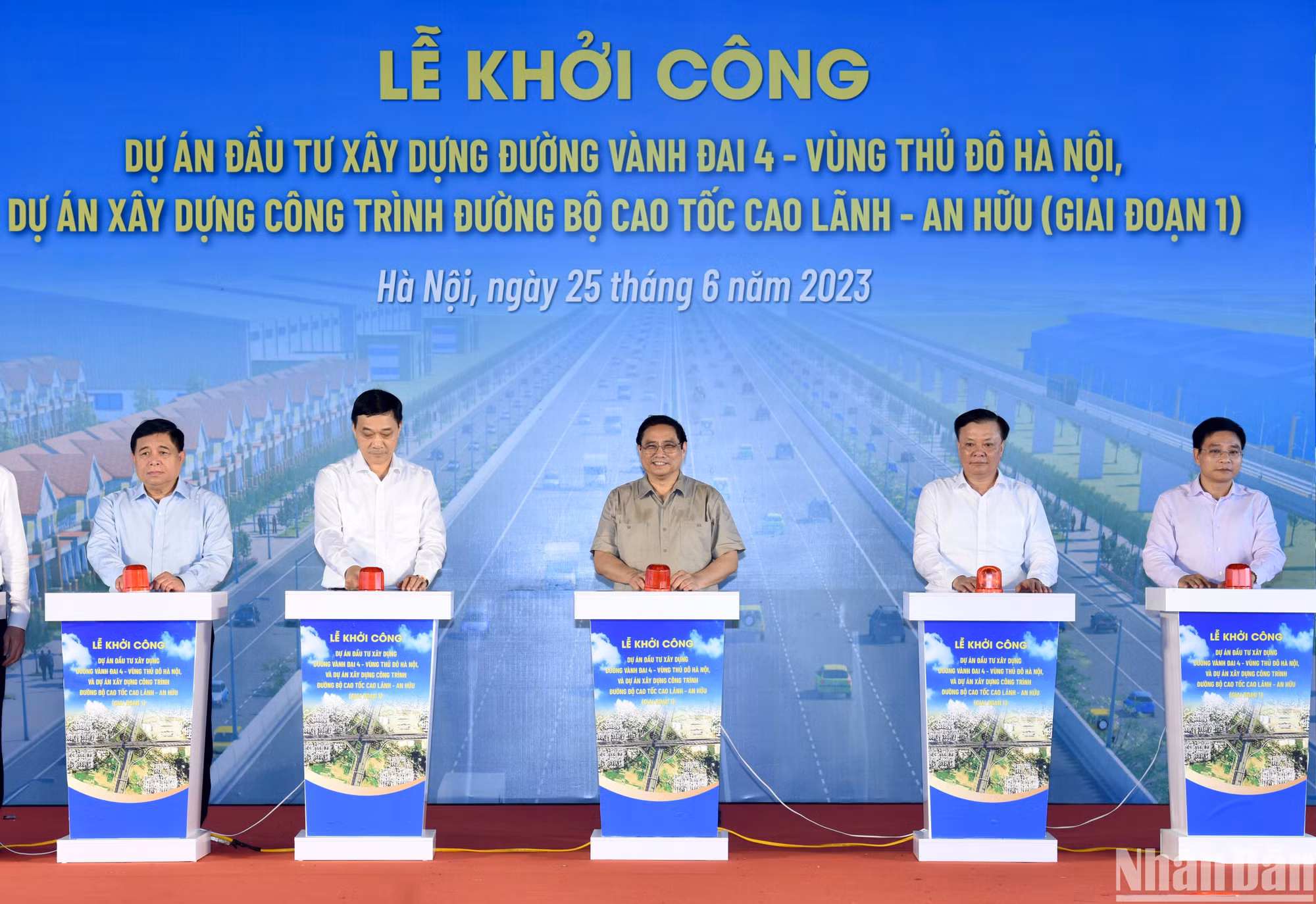 Thủ tướng Phạm Minh Chính và các đại biểu thực hiện bấm nút phát lệnh khởi công Dự án.
