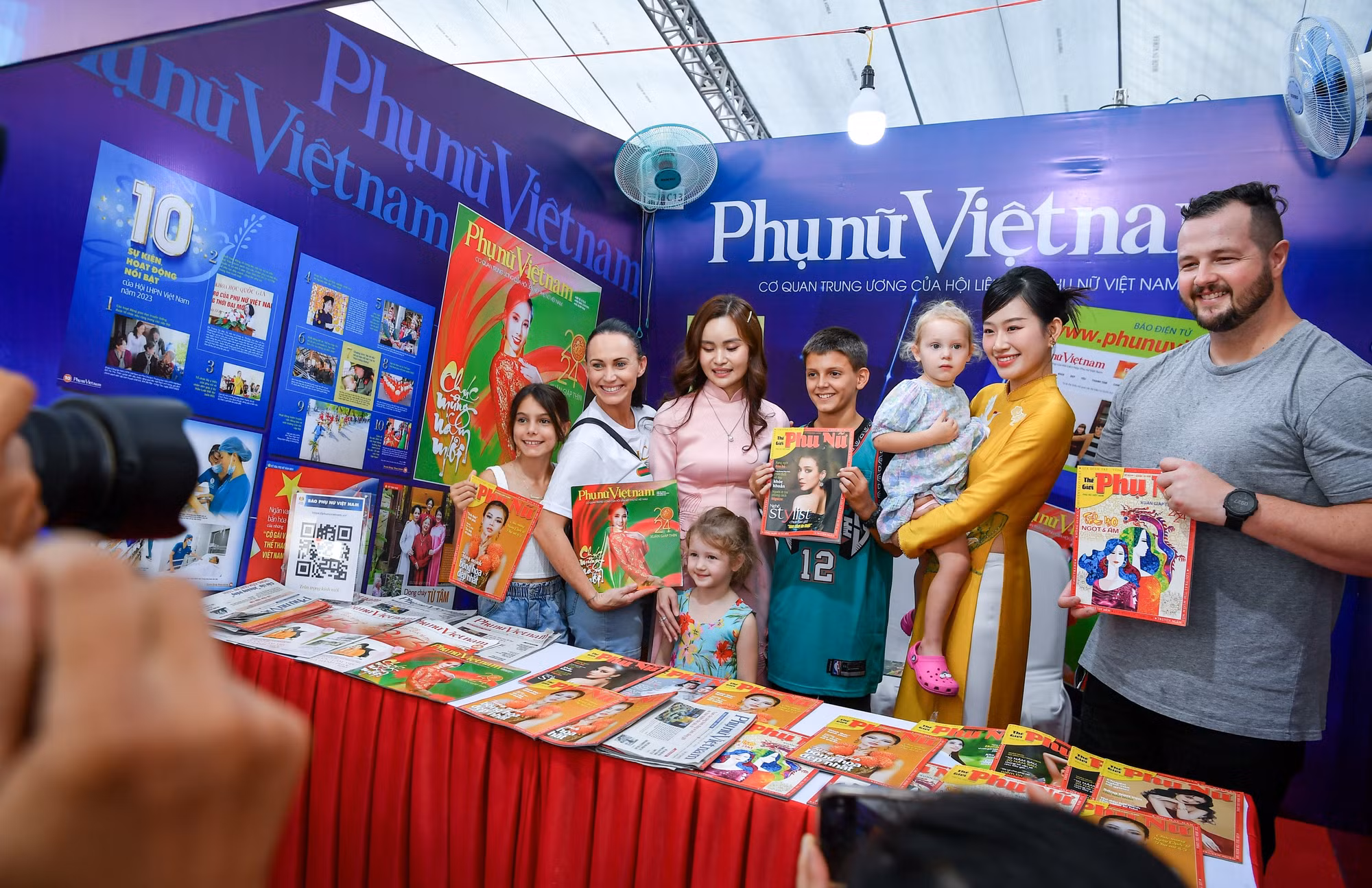 Bên cạnh 8 gian trưng bày đặc biệt, gian trưng bày của các cơ quan báo chí và các cấp Hội nhà báo trong cả nước cũng thu hút nhiều công chúng báo chí đến tham quan.