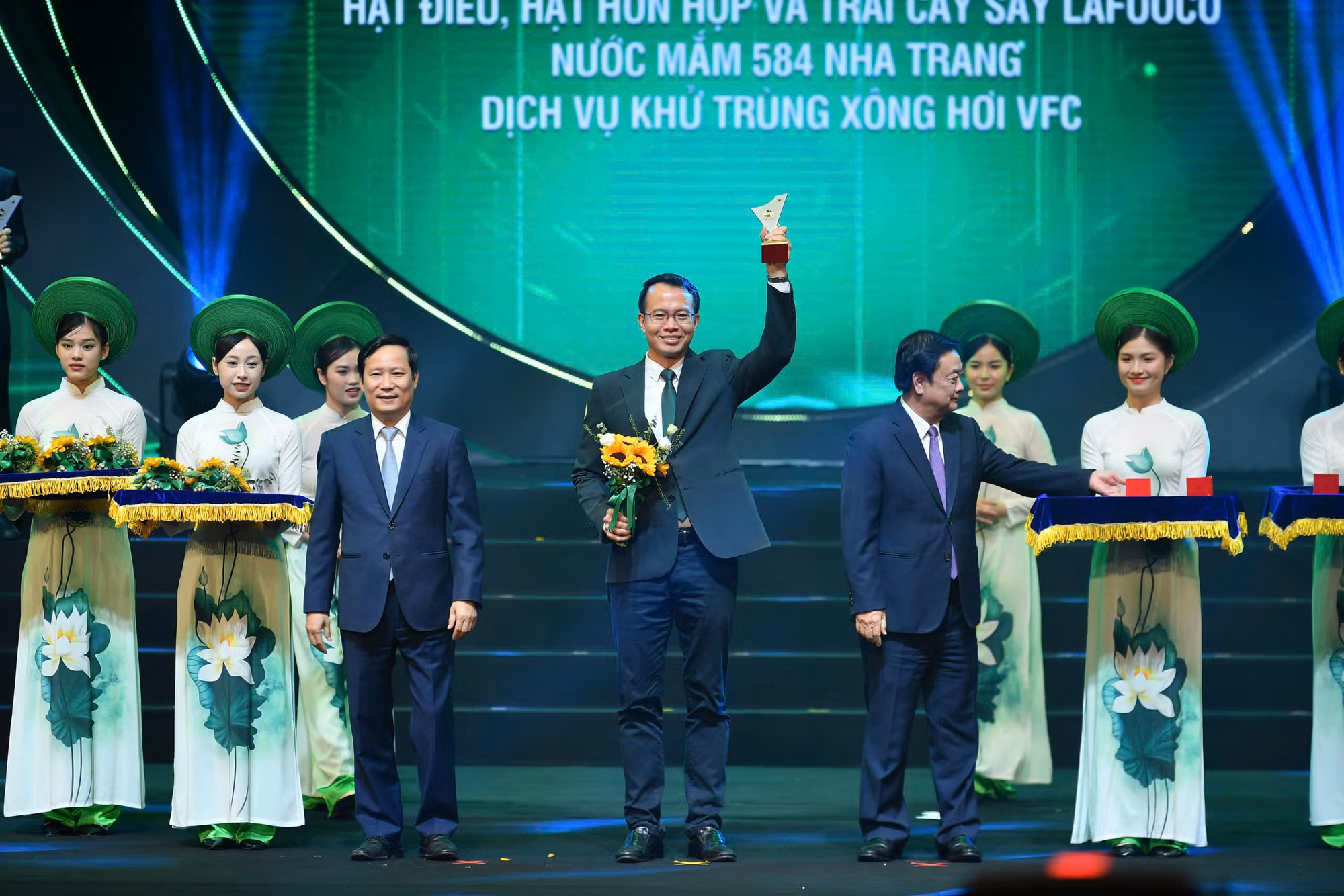 Bộ trưởng Nông nghiệp và Phát triển nông thôn Lê Minh Hoan (bên phải) trao biểu trưng cho đại diện các doanh nghiệp.