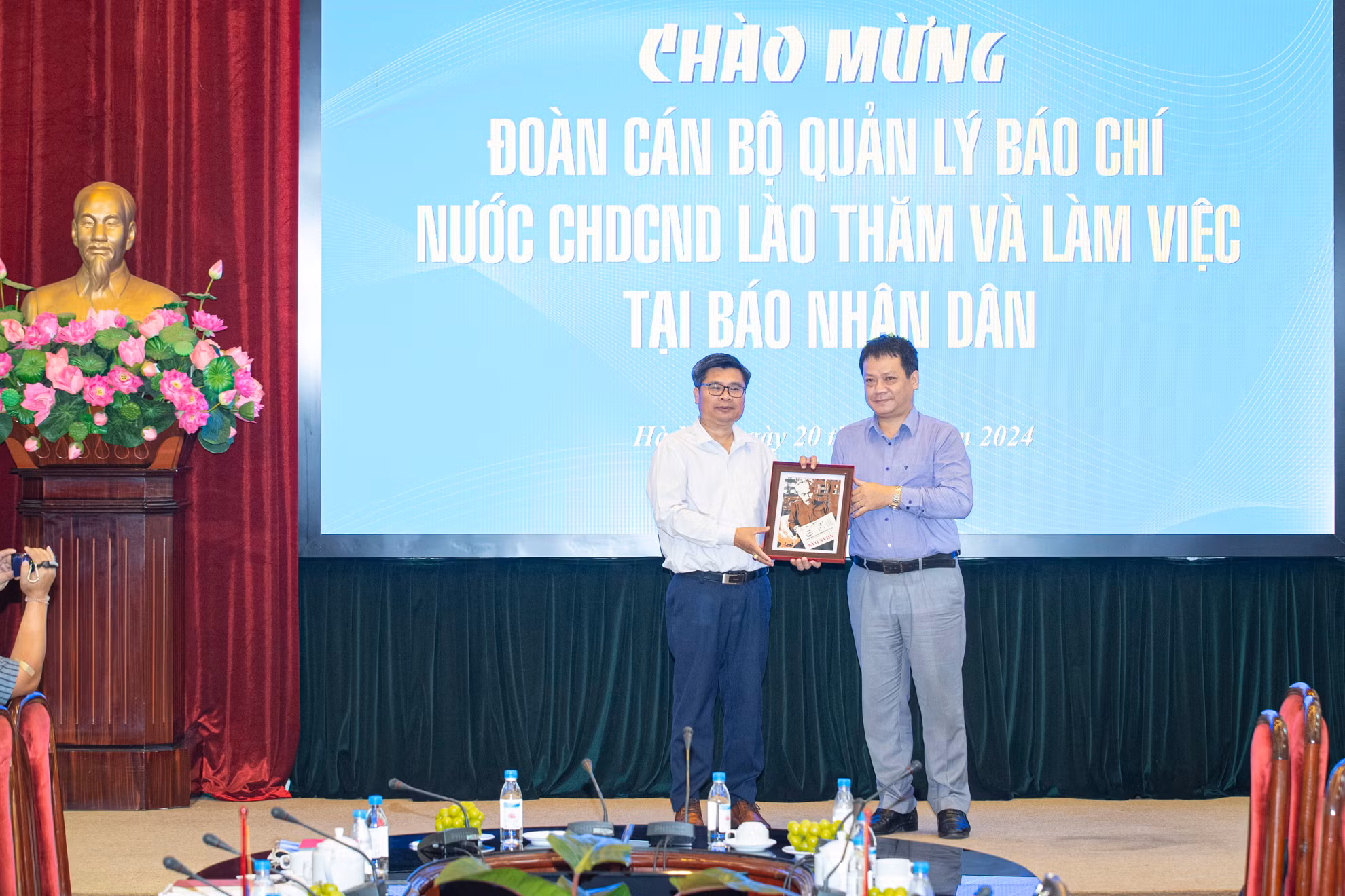 Đồng chí Phạm Song Hà tặng quà lưu niệm cho đồng chí Olam Chanthavilay. Đồng chí Phạm Song Hà tặng quà lưu niệm cho đồng chí Olam Chanthavilay.