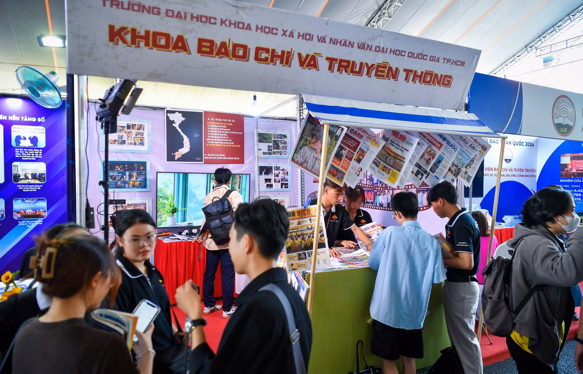 Gian trưng bày của Khoa Báo chí và Truyền thông, Đại học Khoa học xã hội và Nhân văn, Đại học Quốc gia Thành phố Hồ Chí Minh.