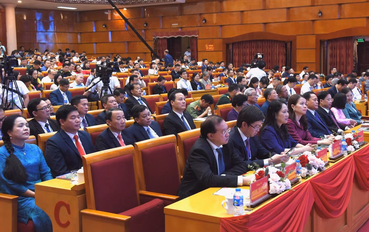 Các đại biểu tham dự hội nghị.