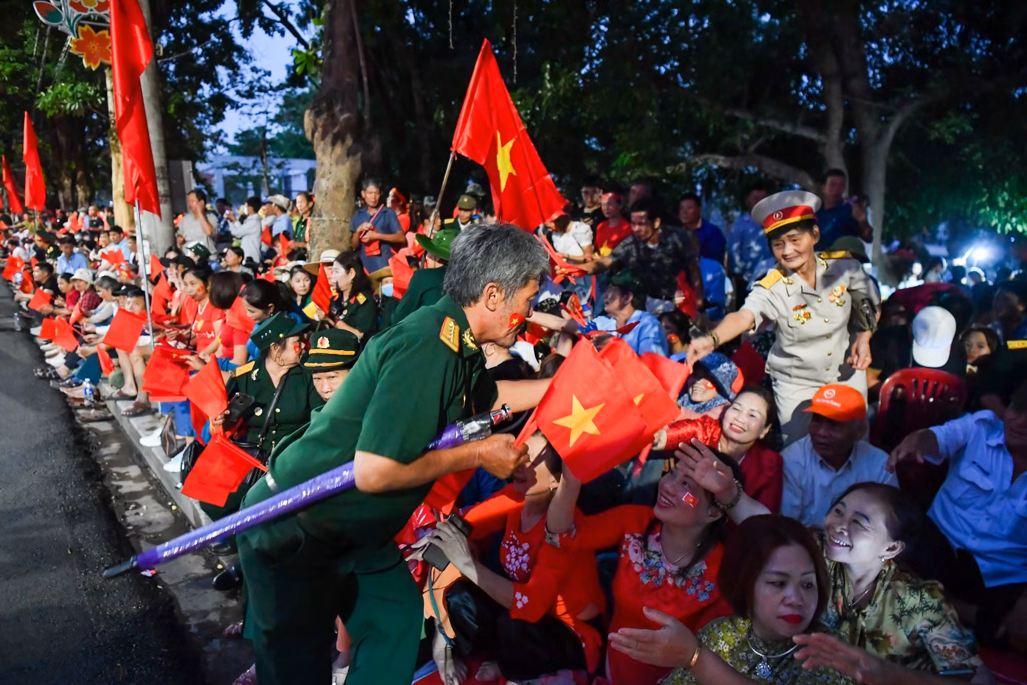 Mong muốn góp một phần nhỏ vào ngày trọng đại, cựu chiến binh đến từ Hà Nội đã thức trắng đêm, chuẩn bị hàng trăm lá cờ Tổ quốc phát cho đoàn người đứng đợi.
