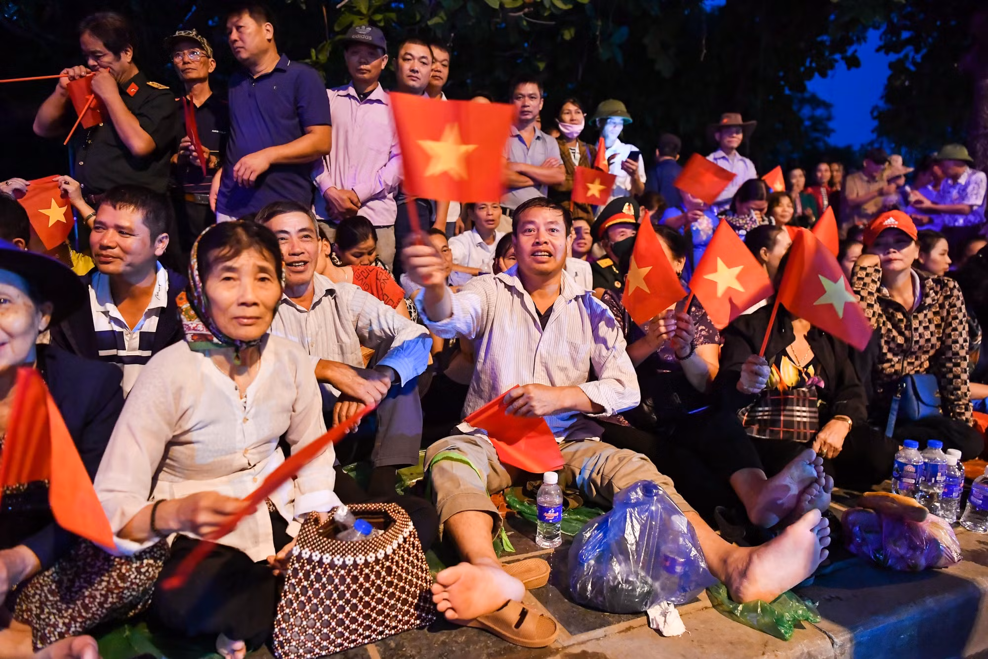 Đoàn người chẳng quản ngại vất vả, đợi nhiều giờ trên các tuyến phố lớn.