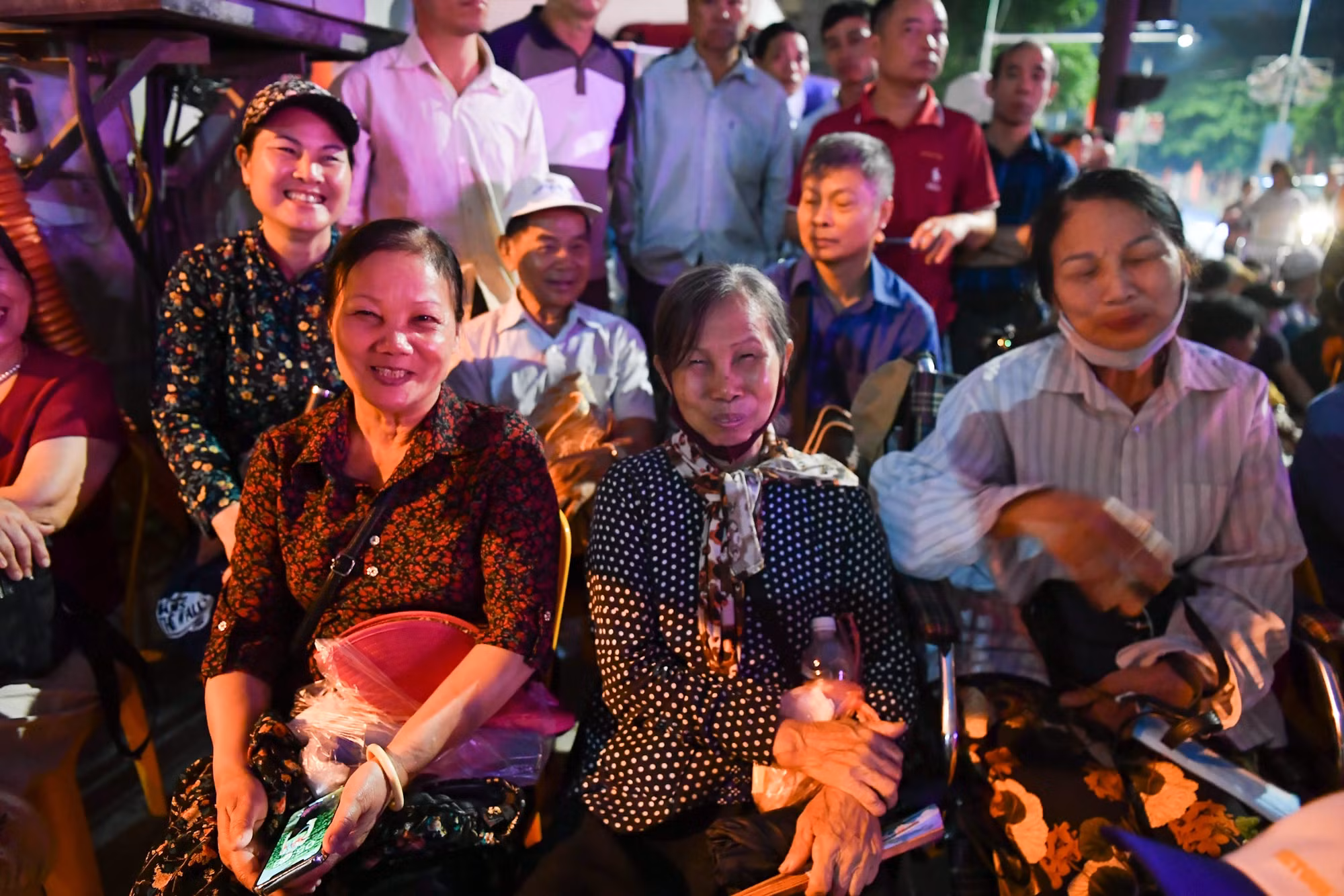 Ngoài cùng bên phải là bà Hoàng Thị Hội, cựu thanh niên xung phong tới từ Quỳnh Phụ, Thái Bình. Mặc dù chân đau, không thể di chuyển, bà Hội vẫn quyết tâm có mặt tại Điện Biên Phủ trong ngày hội lớn của non sông.