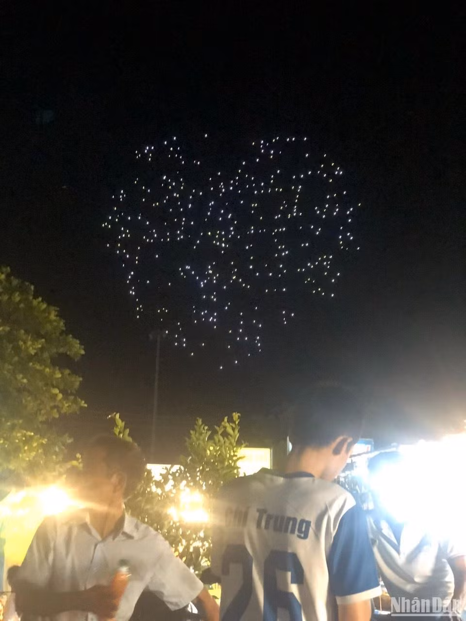 Màn trình diễn drone light bắt đầu bằng hình ảnh trái tim được ghép bằng chữ Peace (hòa bình) và Love (tình yêu) bằng nhiều thứ tiếng.