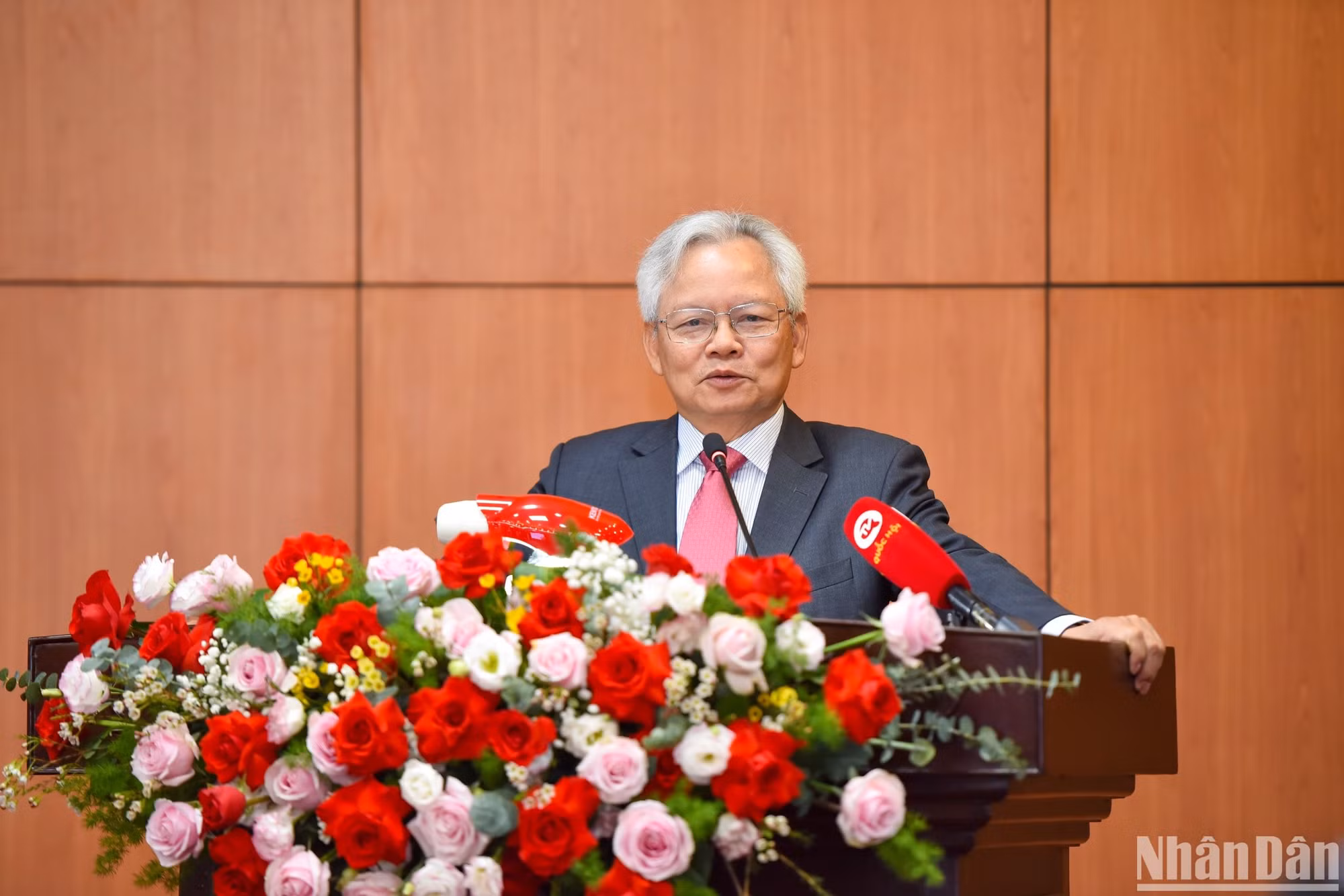 GS, TS Tạ Ngọc Tấn, Phó Chủ tịch Thường trực Hội đồng Lý luận Trung ương phát biểu ý kiến tại hội thảo. (Ảnh: NHẬT QUANG) GS, TS Tạ Ngọc Tấn, Phó Chủ tịch Thường trực Hội đồng Lý luận Trung ương phát biểu ý kiến tại hội thảo. (Ảnh: NHẬT QUANG)