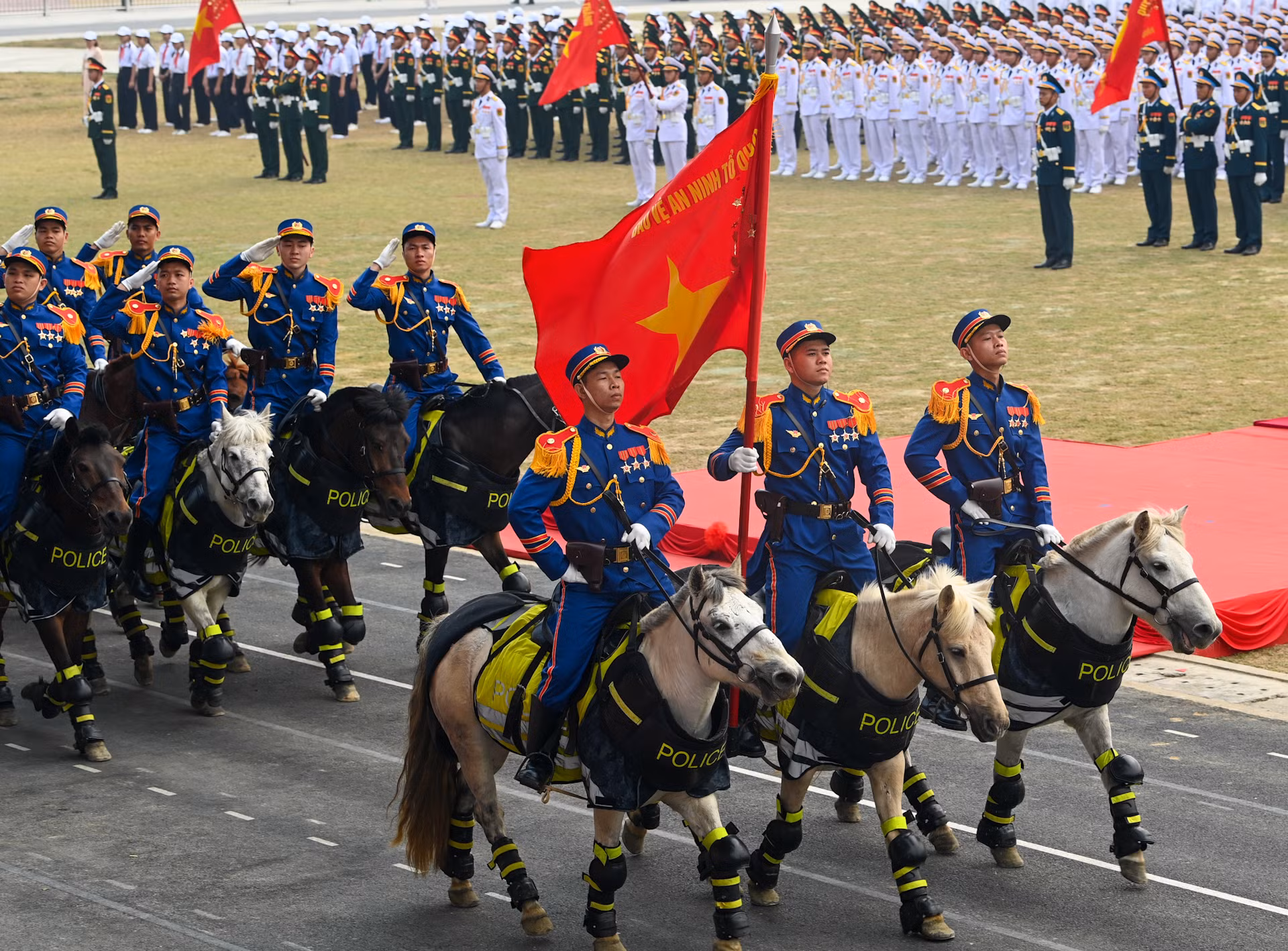 Khối kỵ binh tiến qua lễ đài.