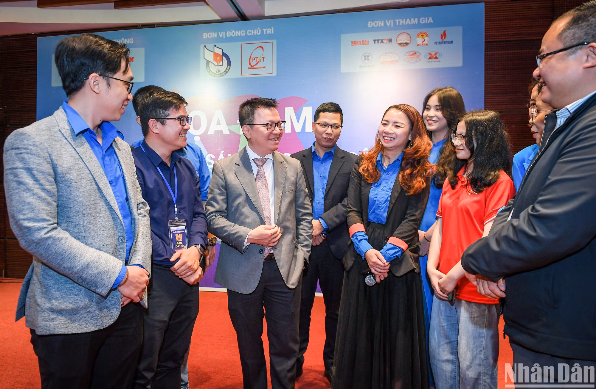 Tham dự tọa đàm có nhà báo Lê Quốc Minh, Ủy viên Trung ương Đảng, Tổng Biên tập Báo Nhân Dân, Phó Trưởng Ban Tuyên giáo Trung ương, Chủ tịch Hội Nhà báo Việt Nam; đại diện lãnh đạo Học viện Công nghệ Bưu chính Viễn thông, Đoàn Khối các cơ quan Trung ương; cùng hơn 200 đoàn viên thanh niên, sinh viên các trường đại học, cao đẳng tại Hà Nội. Tham dự tọa đàm có nhà báo Lê Quốc Minh, Ủy viên Trung ương Đảng, Tổng Biên tập Báo Nhân Dân, Phó Trưởng Ban Tuyên giáo Trung ương, Chủ tịch Hội Nhà báo Việt Nam; đại diện lãnh đạo Học viện Công nghệ Bưu chính Viễn thông, Đoàn Khối các cơ quan Trung ương; cùng hơn 200 đoàn viên thanh niên, sinh viên các trường đại học, cao đẳng tại Hà Nội.