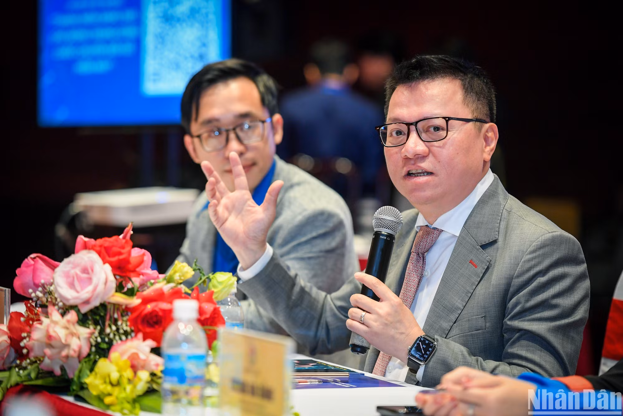Theo nhà báo Lê Quốc Minh, năng lực công nghệ chỉ mang tính tạm thời, sự ham muốn kiến thức mới là vĩnh viễn. Do vậy, các đoàn viên, thanh niên cần đọc thật nhiều để trang bị thêm cho mình những kiến thức cần thiết, qua đó có thể thích ứng với những biến động, thay đổi trong tương lai. Theo nhà báo Lê Quốc Minh, năng lực công nghệ chỉ mang tính tạm thời, sự ham muốn kiến thức mới là vĩnh viễn. Do vậy, các đoàn viên, thanh niên cần đọc thật nhiều để trang bị thêm cho mình những kiến thức cần thiết, qua đó có thể thích ứng với những biến động, thay đổi trong tương lai.