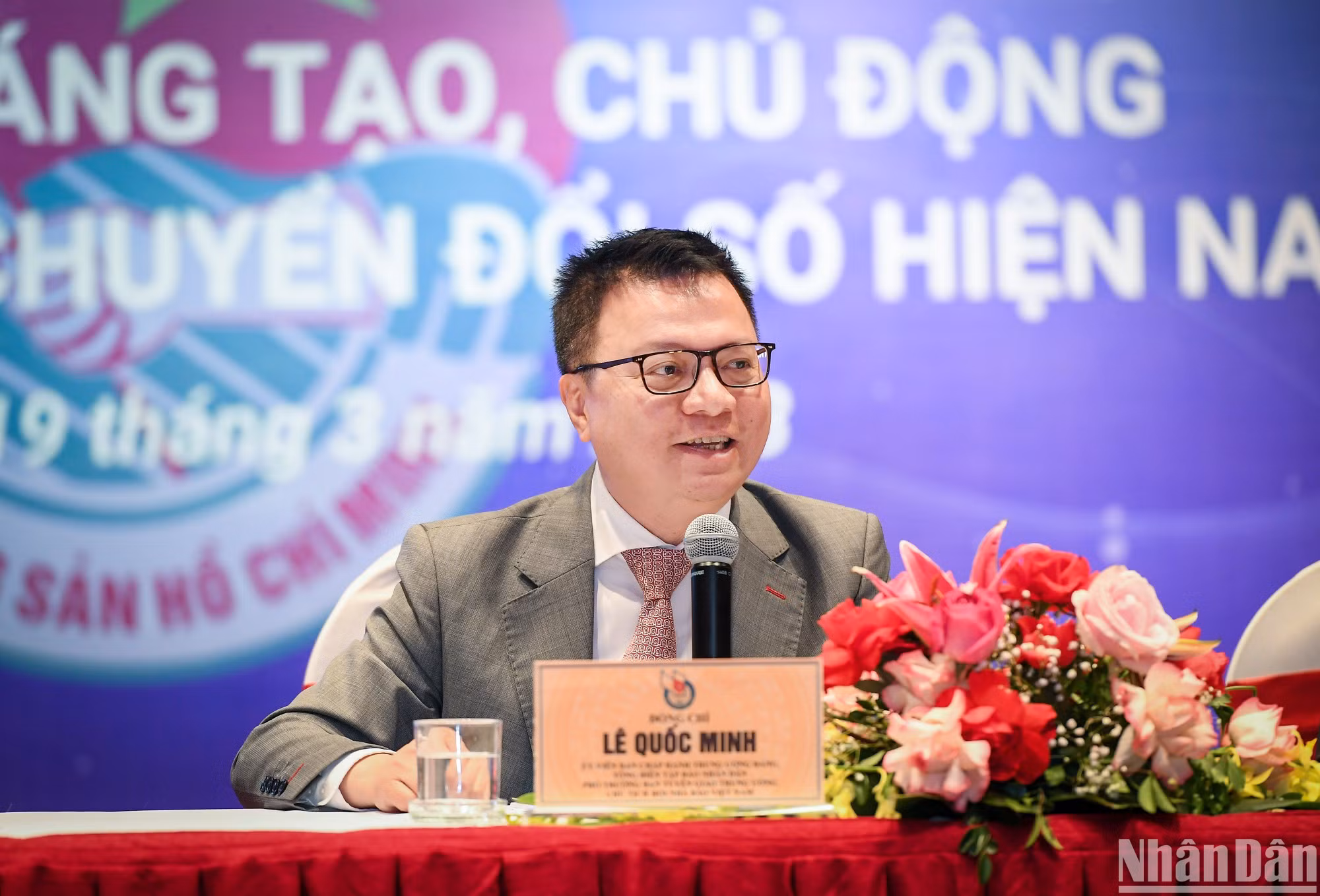 Nhấn mạnh chuyển đổi số từ lý thuyết đến thực tiễn là một chặng đường dài, nhà báo Lê Quốc Minh cho rằng cần phải bắt tay vào làm mới biết chỗ nào được, chỗ nào chưa được, chỗ nào thất bại, chỗ nào thành công. “Chưa làm mà đã chê là tư duy mà giới trẻ cần tránh” - Chủ tịch Hội Nhà báo Việt Nam nói. Nhấn mạnh chuyển đổi số từ lý thuyết đến thực tiễn là một chặng đường dài, nhà báo Lê Quốc Minh cho rằng cần phải bắt tay vào làm mới biết chỗ nào được, chỗ nào chưa được, chỗ nào thất bại, chỗ nào thành công. “Chưa làm mà đã chê là tư duy mà giới trẻ cần tránh” - Chủ tịch Hội Nhà báo Việt Nam nói.