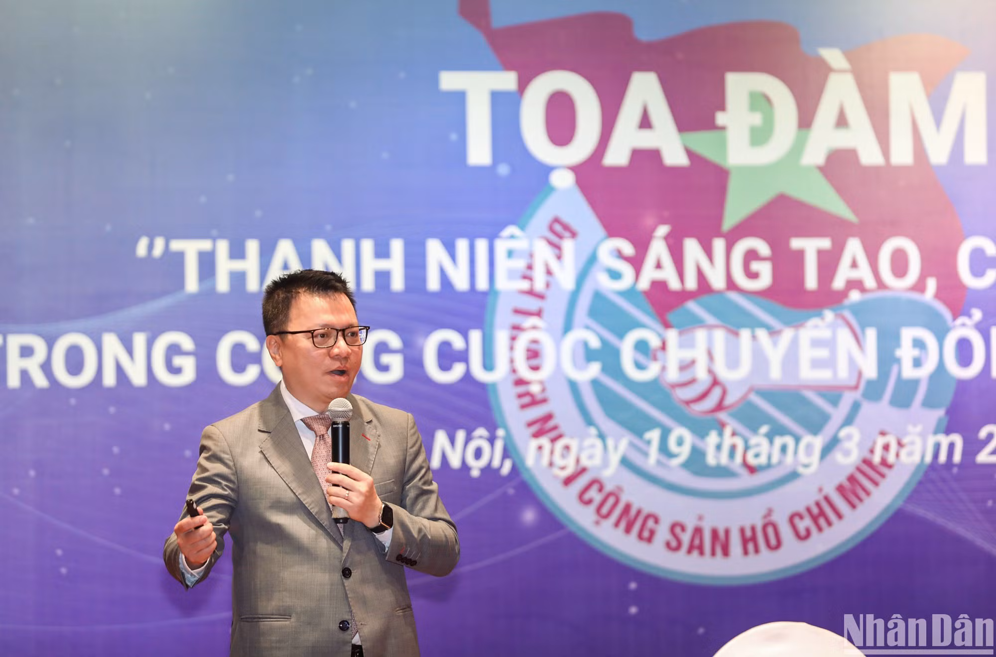 Chia sẻ tại tọa đàm, nhà báo Lê Quốc Minh đã cung cấp cho các đoàn viên, thanh niên những thông tin tổng quan về chuyển đổi số, khẳng định chuyển đổi số là nói đến con người chứ không phải công nghệ, trong đó vai trò người dẫn đầu là rất quan trọng, quyết định thành công của chuyển đổi số. Chia sẻ tại tọa đàm, nhà báo Lê Quốc Minh đã cung cấp cho các đoàn viên, thanh niên những thông tin tổng quan về chuyển đổi số, khẳng định chuyển đổi số là nói đến con người chứ không phải công nghệ, trong đó vai trò người dẫn đầu là rất quan trọng, quyết định thành công của chuyển đổi số.