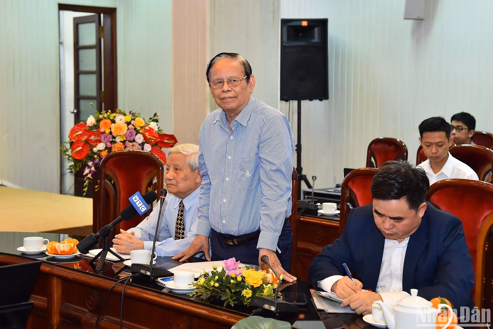 Nhà báo lão thành Hồng Vinh ôn lại những kỷ niệm về Tổng Bí thư Nguyễn Văn Linh với Báo Nhân Dân. (Ảnh: THỦY NGUYÊN)