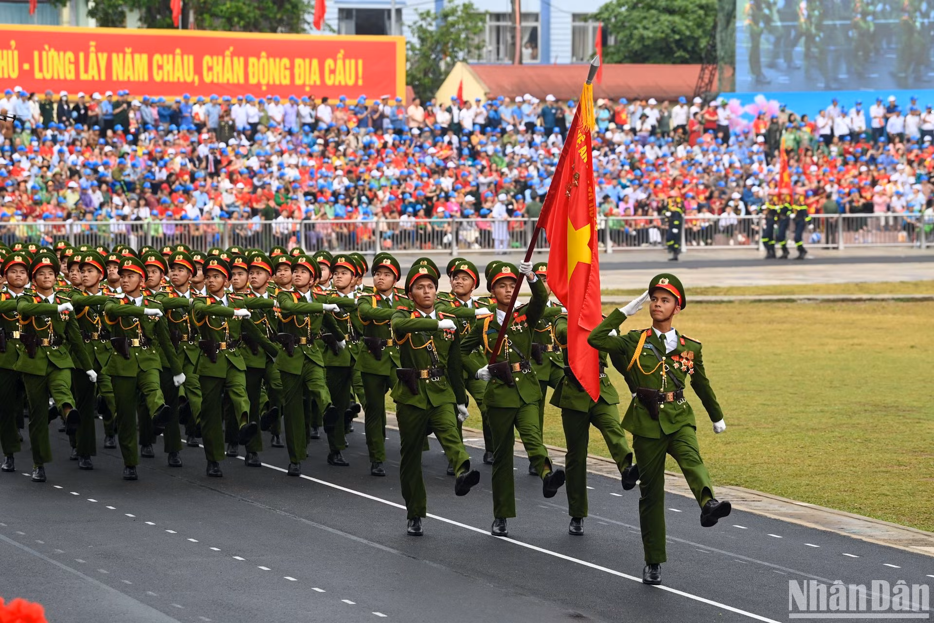 Khối nam sĩ quan Cảnh sát nhân dân.