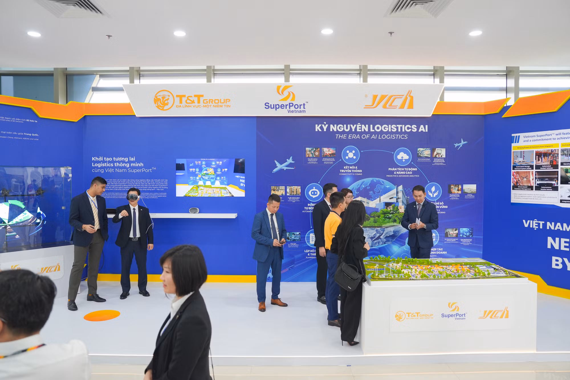 Điểm nhấn gian trưng bày của T&T Group là logistics thông minh với sự hỗ trợ của công nghệ trí tuệ nhân tạo. Điểm nhấn gian trưng bày của T&T Group là logistics thông minh với sự hỗ trợ của công nghệ trí tuệ nhân tạo.