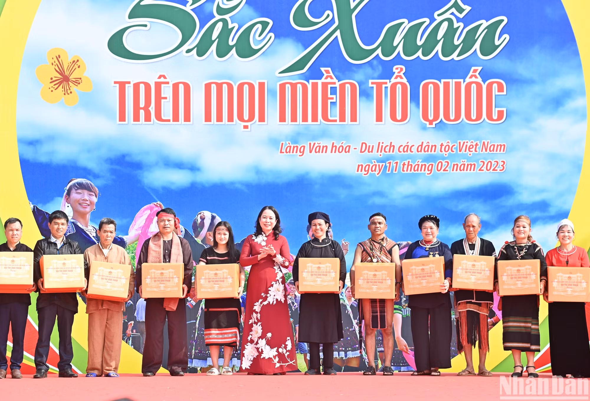 Quyền Chủ tịch nước Võ Thị Ánh Xuân trao quà tặng đại diện các dân tộc tham dự “Ngày hội sắc xuân trên mọi miền Tổ quốc” năm 2023.
