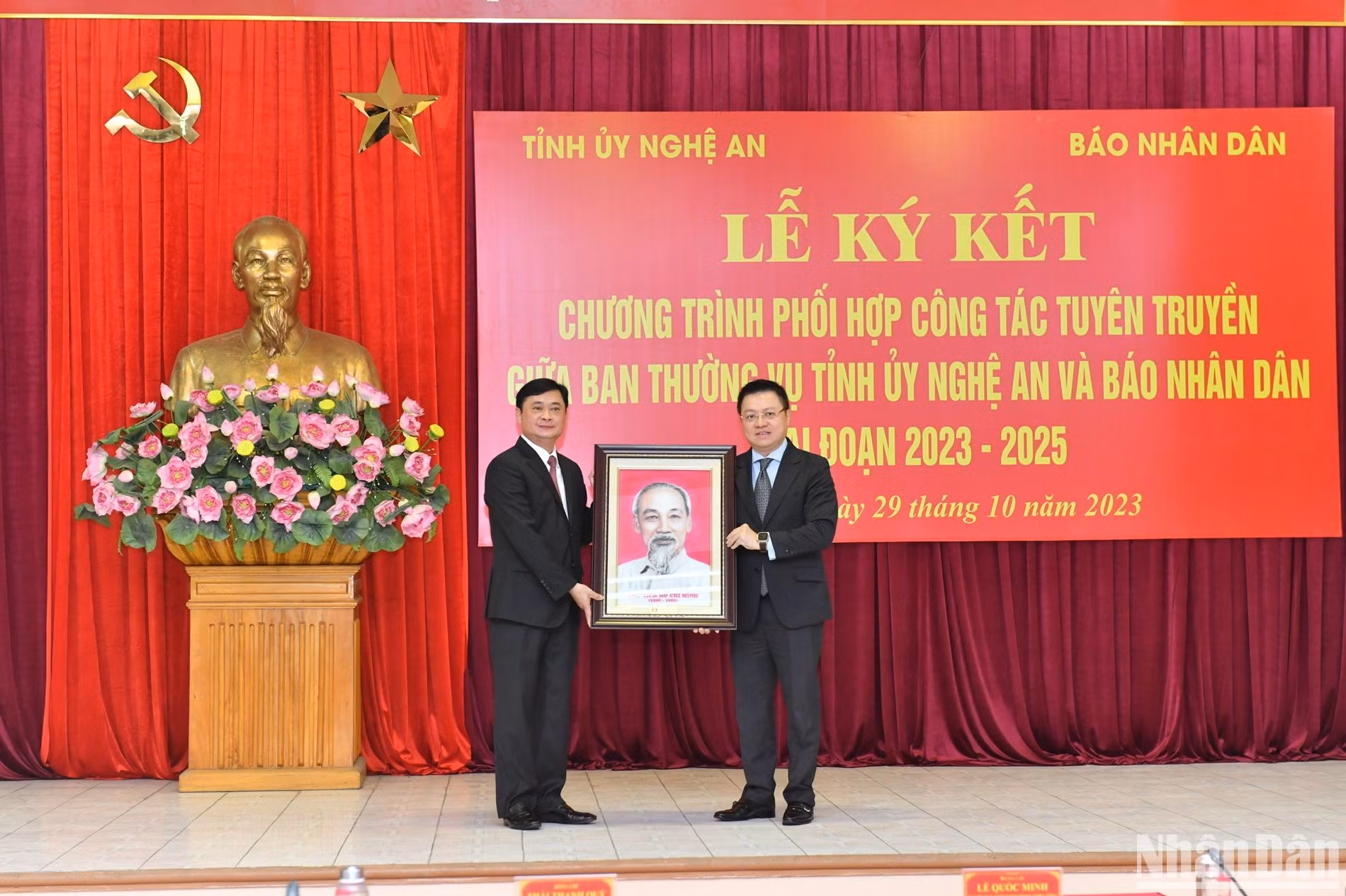 Bí thư Tỉnh ủy Nghệ An Thái Thanh Quý trao quà lưu niệm tặng Báo Nhân Dân.