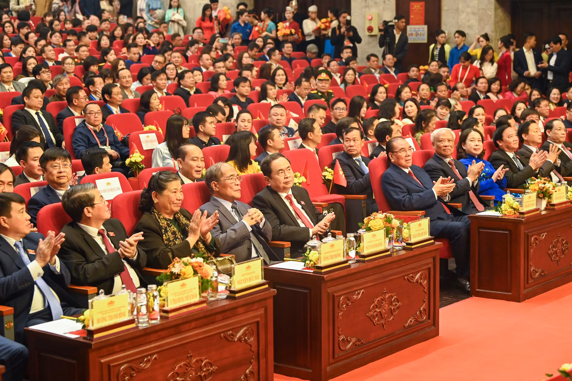 Các đồng chí lãnh đạo, nguyên lãnh đạo Đảng, Nhà nước dự Lễ trao Giải Diên Hồng lần thứ ba - năm 2025. (Ảnh: DUY LINH)