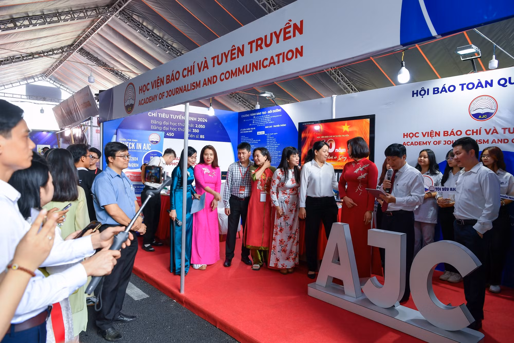 Gian trưng bày của Học viện Báo chí và Truyên truyền.