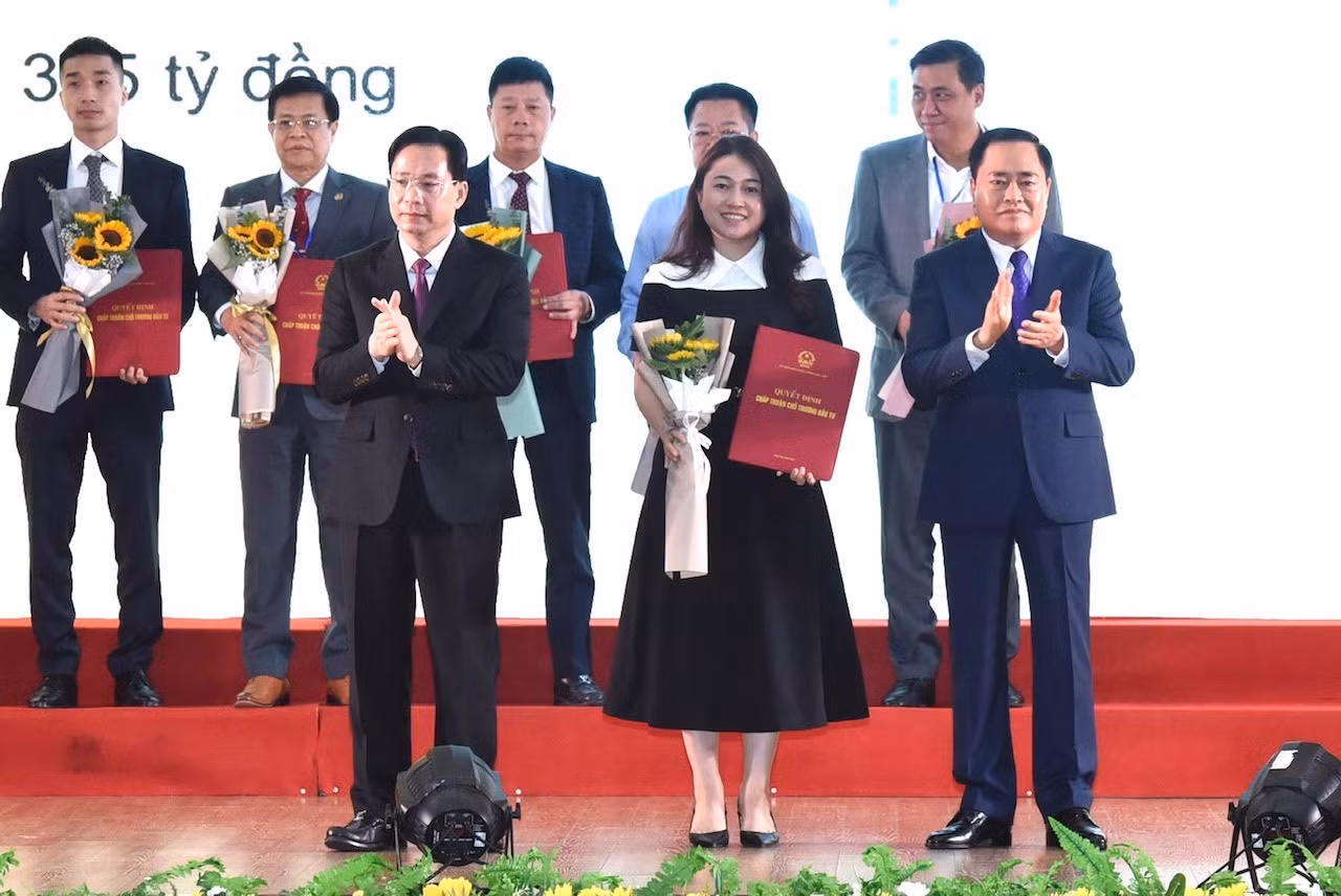 Lãnh đạo tỉnh Lạng Sơn trao chủ trương, chứng nhận đăng ký đầu tư cho các doanh nghiệp.