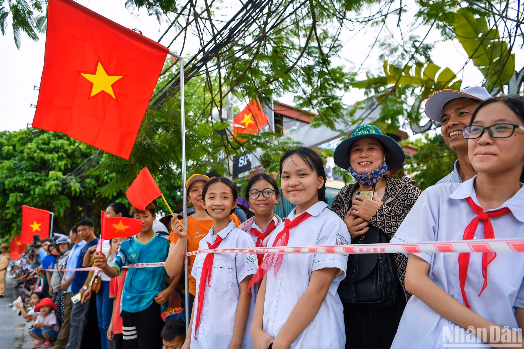Đông đảo người dân địa phương và du khách tập trung ở hai bên đường cổ vũ cho các cua-rơ trong chặng thứ 5. Đông đảo người dân địa phương và du khách tập trung ở hai bên đường cổ vũ cho các cua-rơ trong chặng thứ 5.