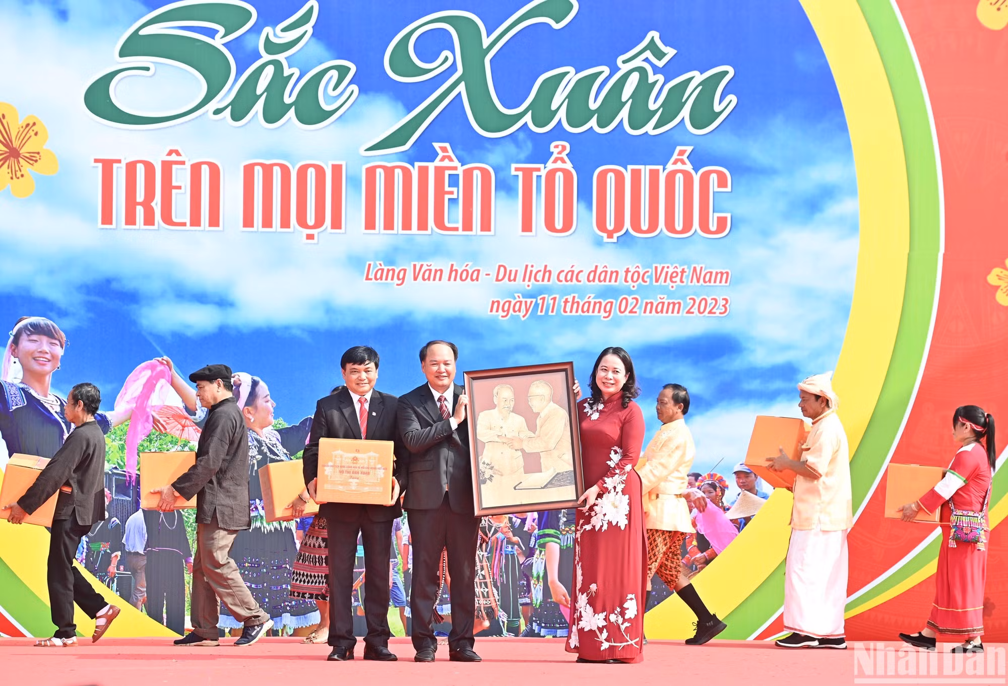 Quyền Chủ tịch nước Võ Thị Ánh Xuân tặng quà cho Ban quản lý Làng Văn hóa-Du lịch các dân tộc Việt Nam.