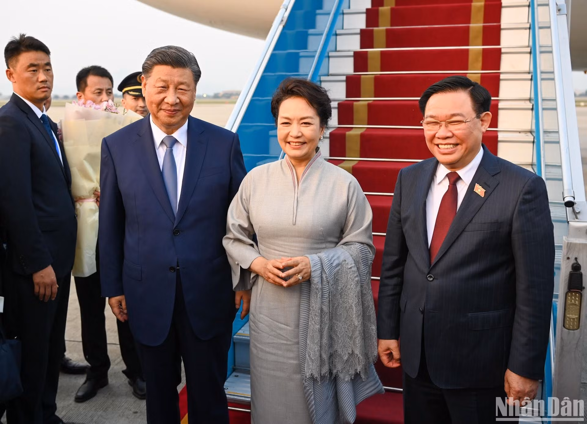 Chủ tịch Quốc hội Vương Đình Huệ chụp ảnh lưu niệm với Tổng Bí thư, Chủ tịch Trung Quốc Tập Cận Bình và Phu nhân. Chủ tịch Quốc hội Vương Đình Huệ chụp ảnh lưu niệm với Tổng Bí thư, Chủ tịch Trung Quốc Tập Cận Bình và Phu nhân.