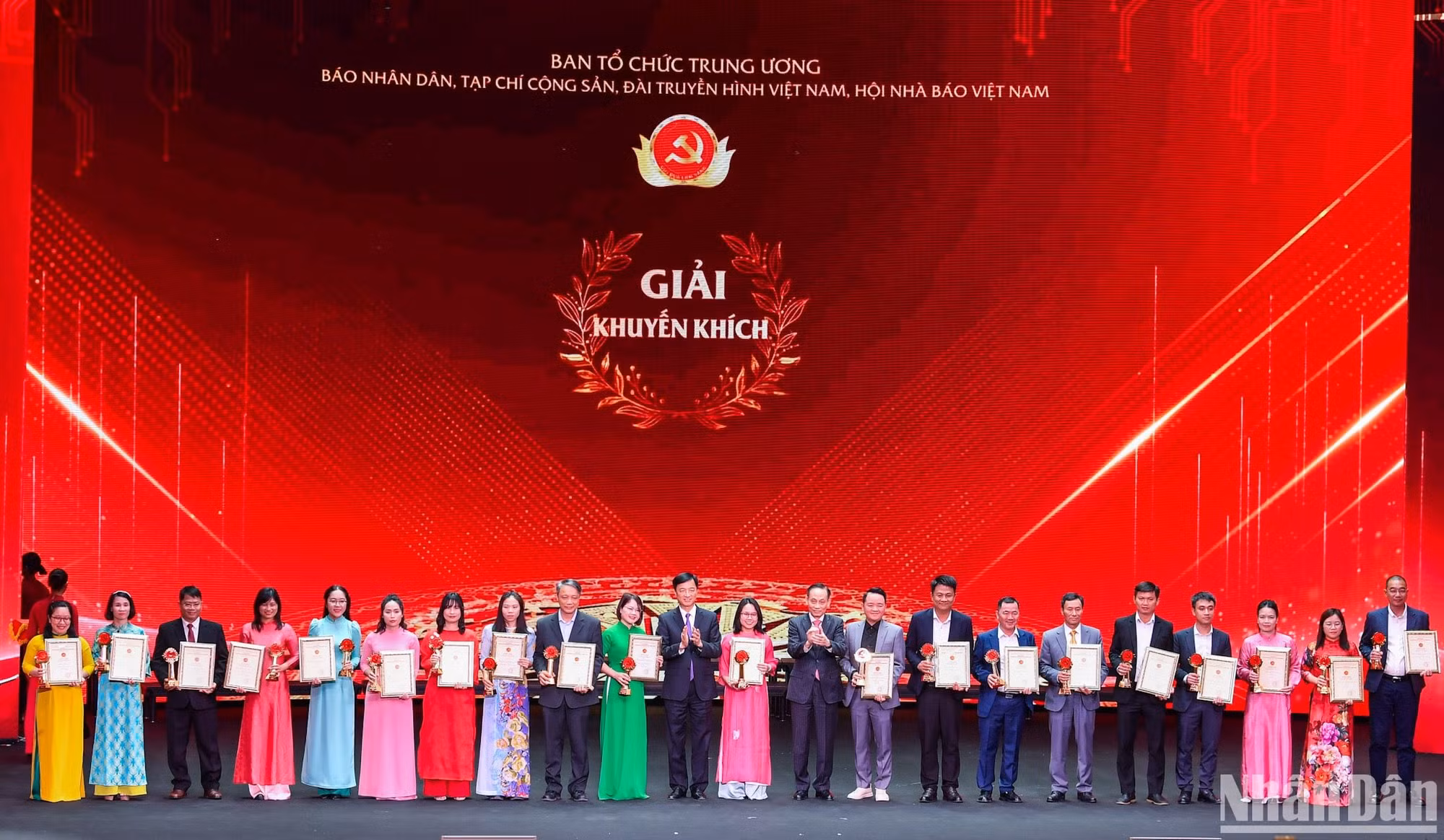 Đồng chí Nguyễn Duy Ngọc, Bí thư Trung ương Đảng, Chánh Văn phòng Trung ương Đảng và đồng chí Lê Hoài Trung, Bí thư Trung ương Đảng, Trưởng Ban Đối ngoại Trung ương trao giải Khuyến khích cho các tác giả, đại diện nhóm tác giả. Đồng chí Nguyễn Duy Ngọc, Bí thư Trung ương Đảng, Chánh Văn phòng Trung ương Đảng và đồng chí Lê Hoài Trung, Bí thư Trung ương Đảng, Trưởng Ban Đối ngoại Trung ương trao giải Khuyến khích cho các tác giả, đại diện nhóm tác giả.