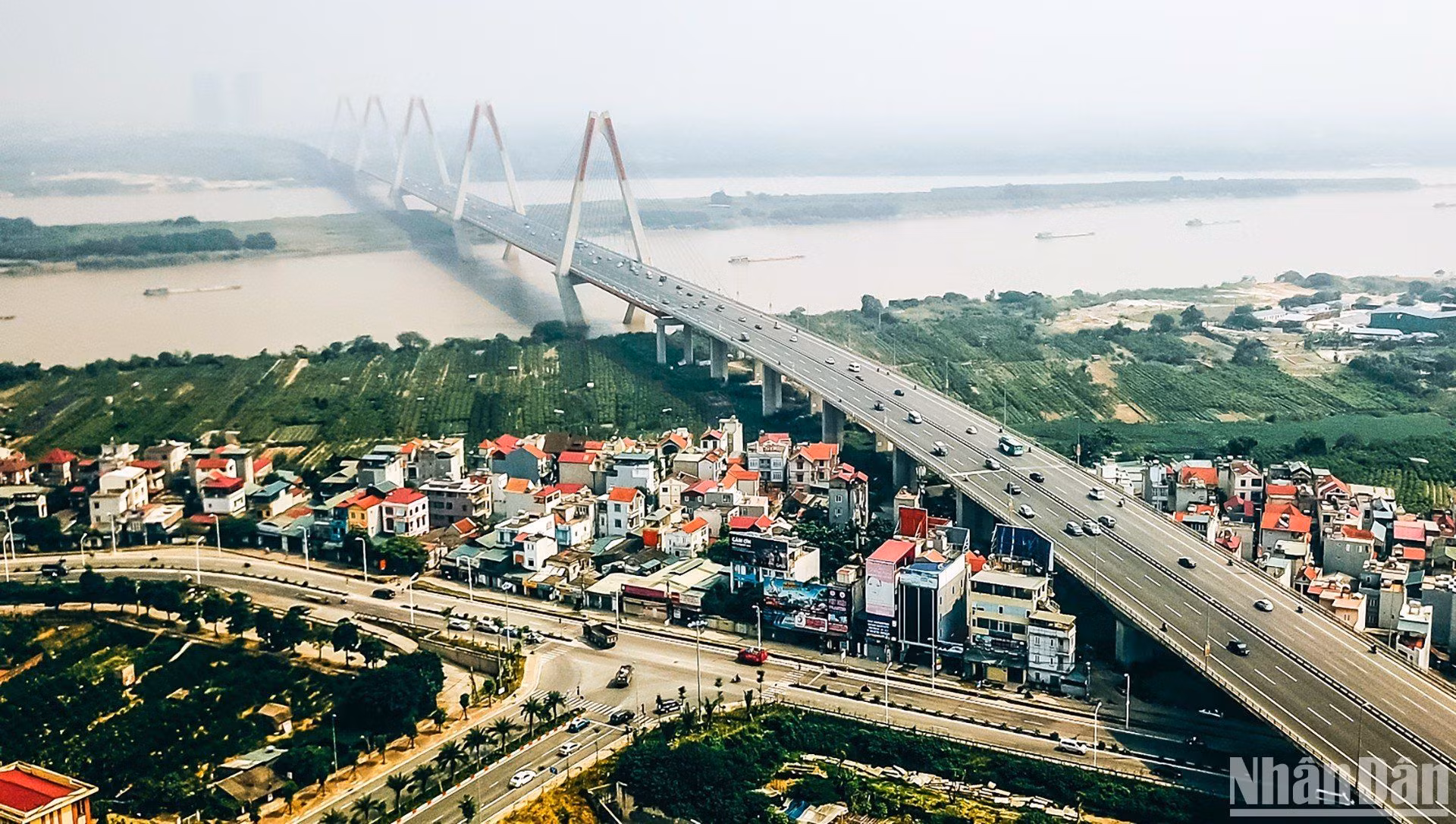 Chặng đường 15 năm qua không dài, nhưng là một giai đoạn đặc biệt quan trọng trong tạo dựng thế và lực mới cho Thăng Long - Hà Nội. (Ảnh: SƠN BÁCH)