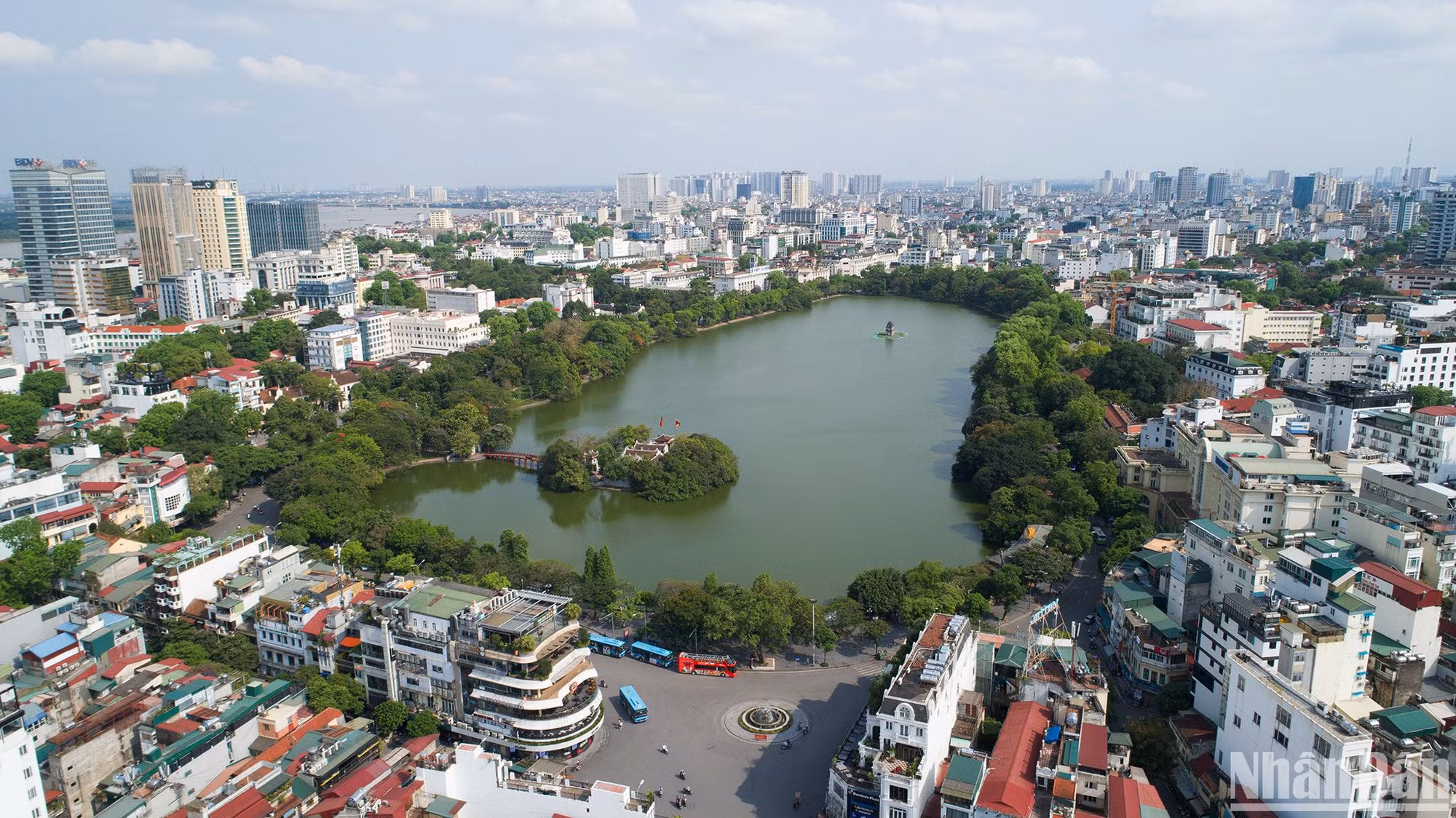 Được bao bọc bởi hai con phố lớn Đinh Tiên Hoàng và Lê Thái Tổ, từ trên cao nhìn xuống, Hồ Gươm như một hòn ngọc xanh ngắt, rất đẹp và thơ mộng. (Ảnh: SƠN BÁCH)